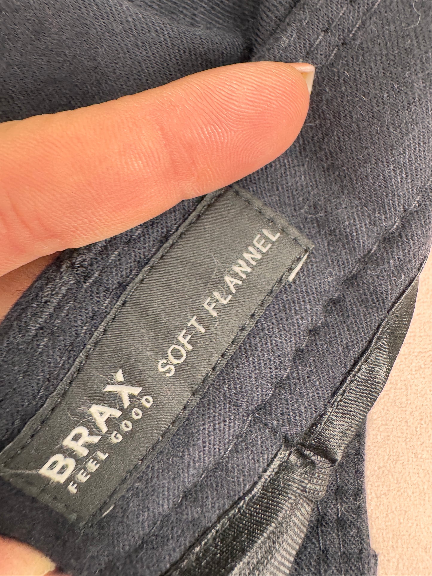 Pantalonii tall confort din stofă de lana extrafina cu un touch de elastan