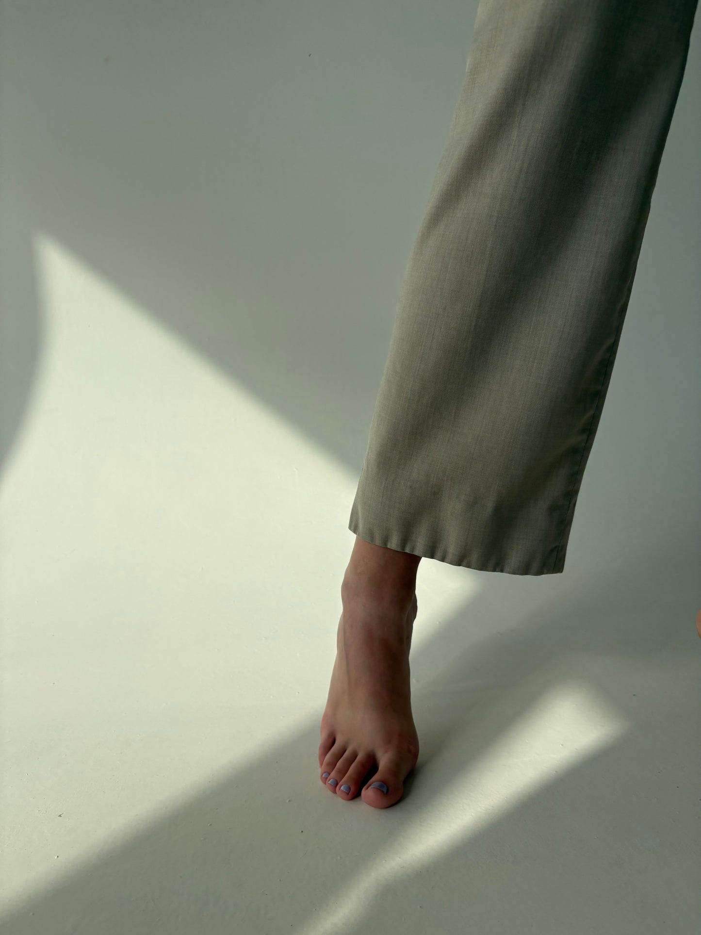 Costum light nude din lana extrafina în croi actual și pantaloni cu pense