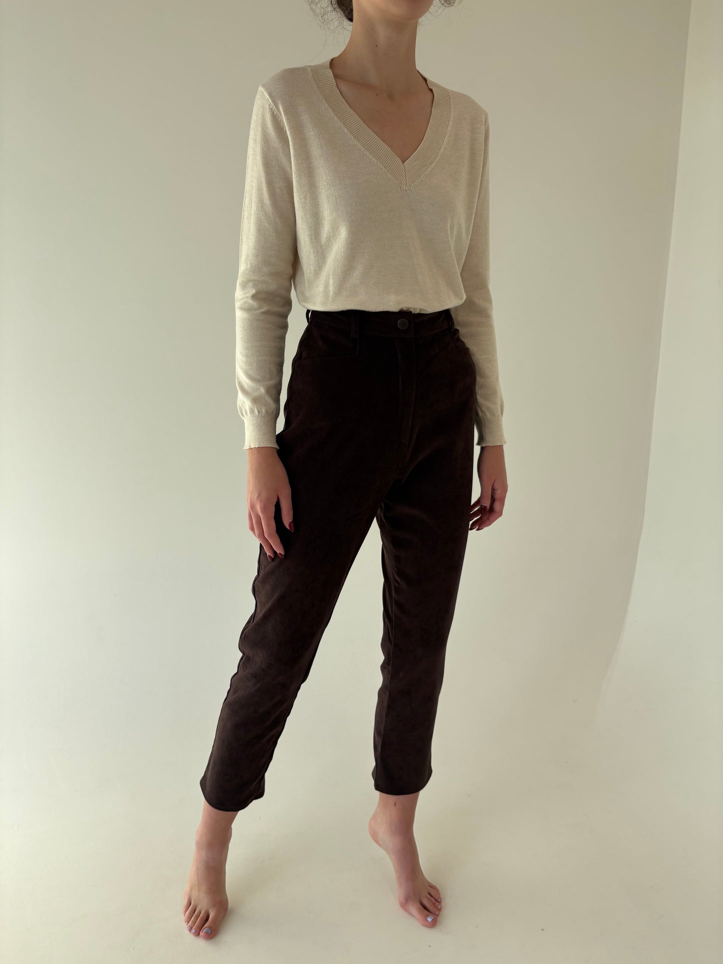 Pantaloni țigaretă chocolate brown cu talie ultra înaltă și aspect de piele întoarsă