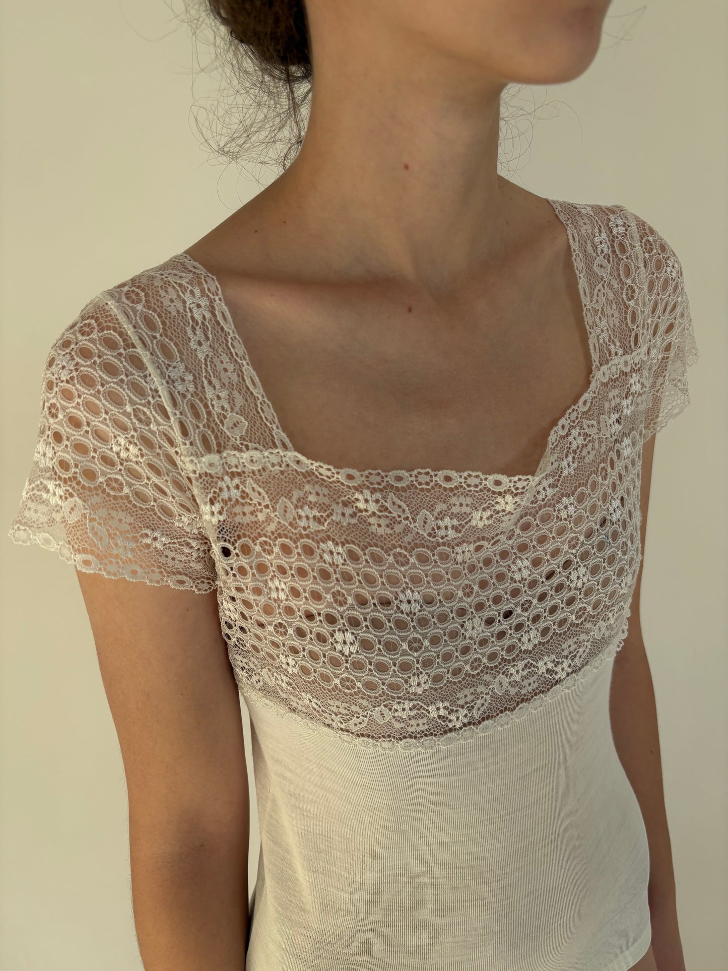 Top buttwr white din mătase naturală, cașmir și lana extrafina