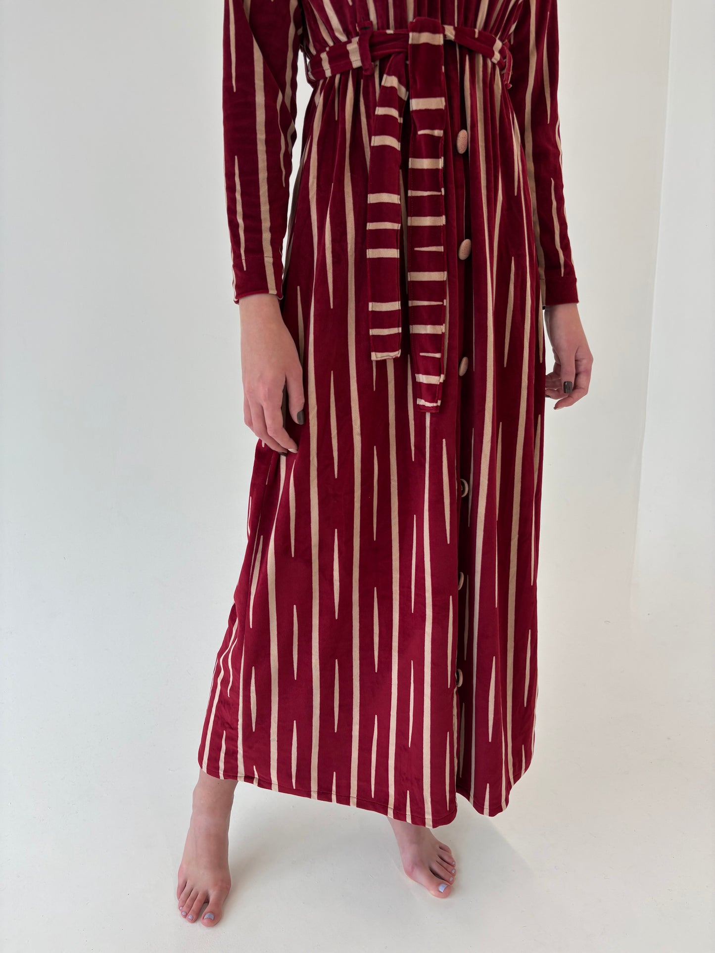 Rochie maxi din catifea burgundy cu dungi verticale camel și talie marcată