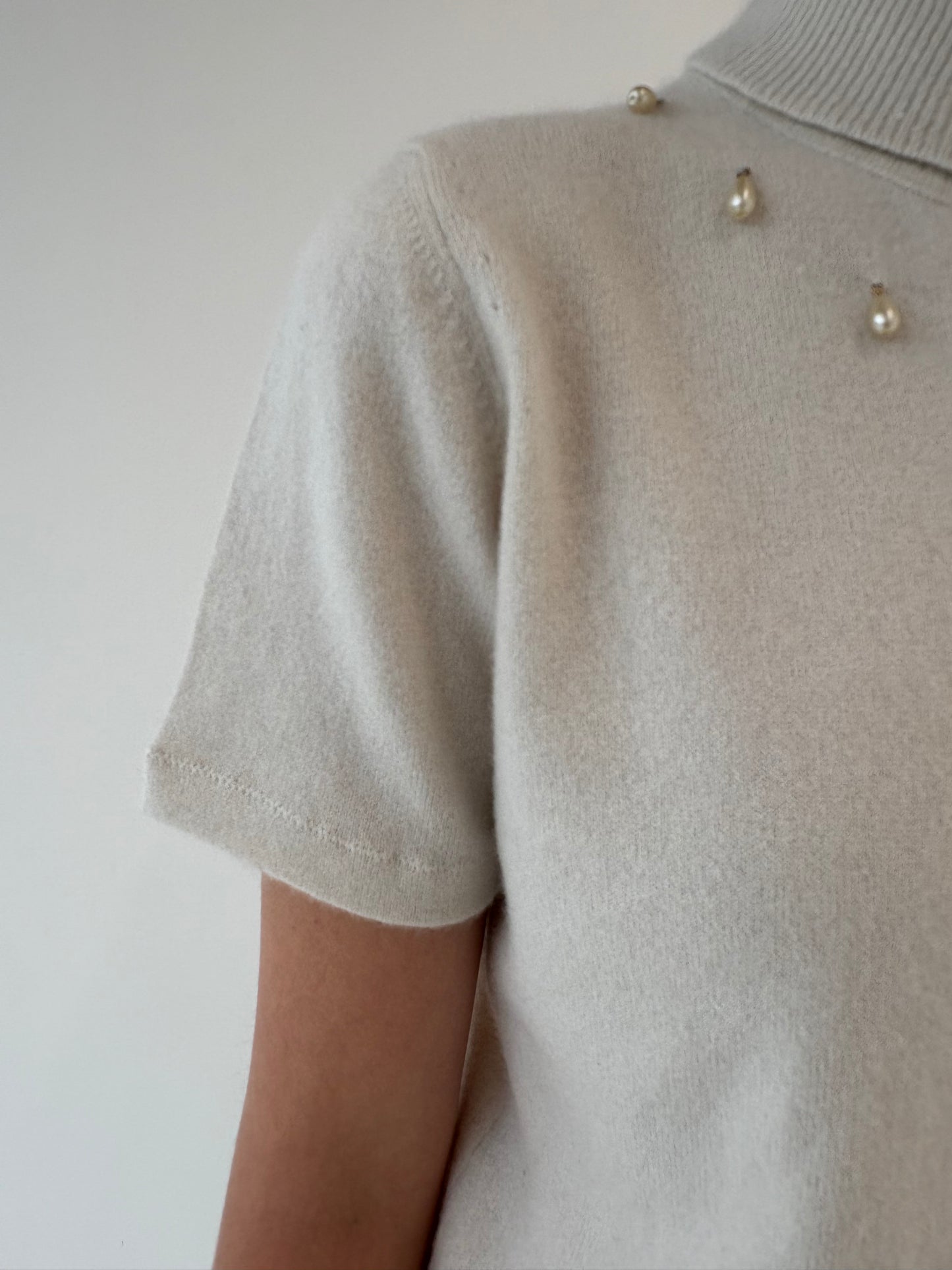 Maleta din cașmir off white cu aplicații manuale perle pearshape