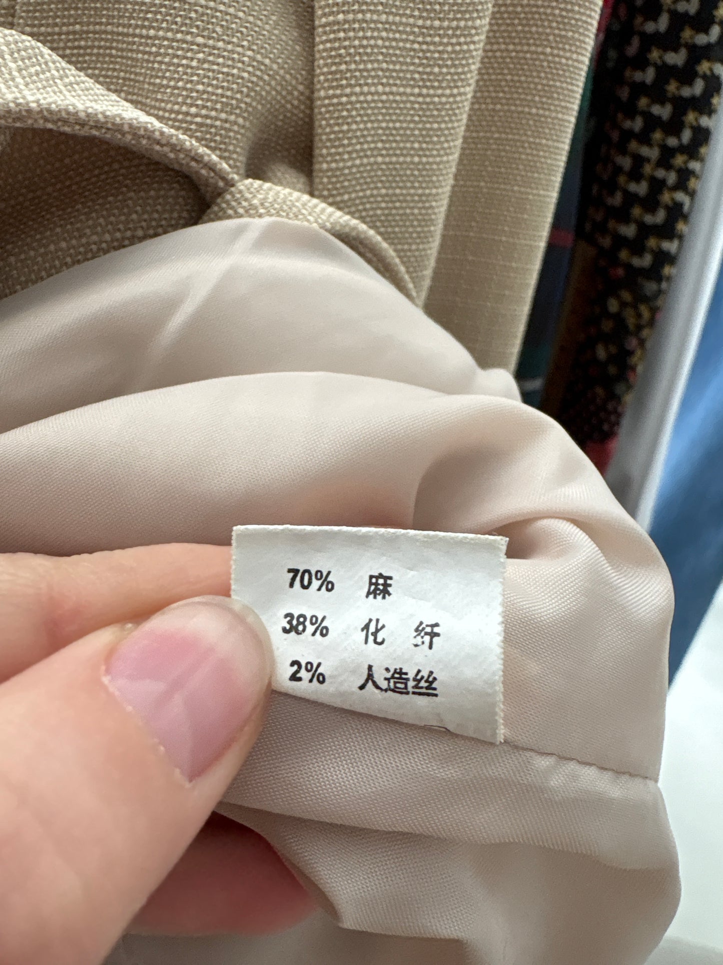 Costum camel cu aplicații manuale și sacou cambrat din pânză cu in și vascoza