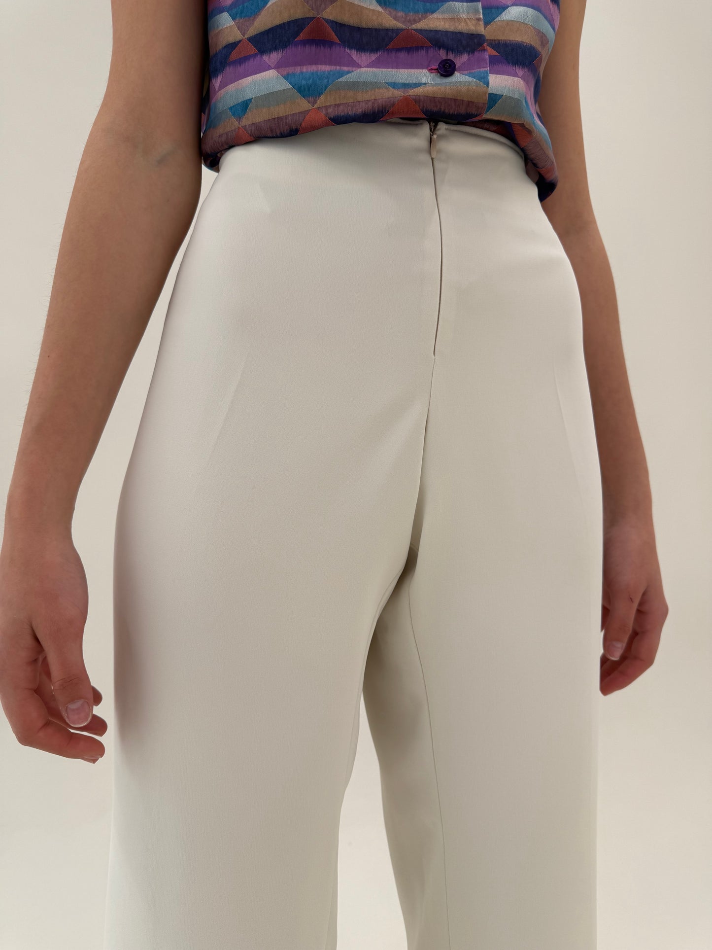 Pantaloni off white de la business la seara în croi drept