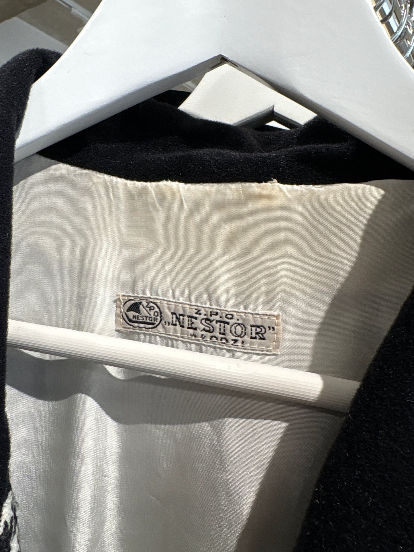 Sacou lung cambrat în carouri fine alb negru cu talie marcată și încheiere dublă