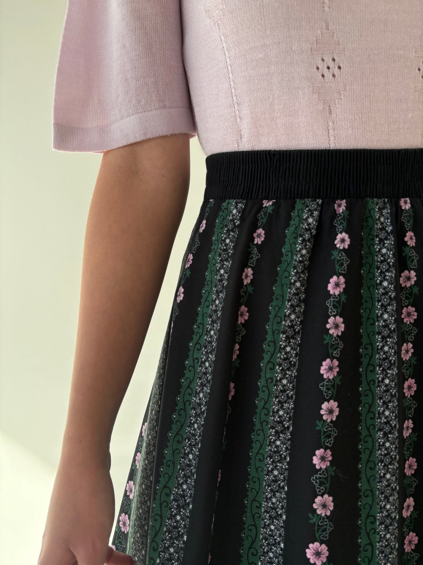 Fustă vintage neagră cu prin floral lavandă și talie ultra înaltă elastică