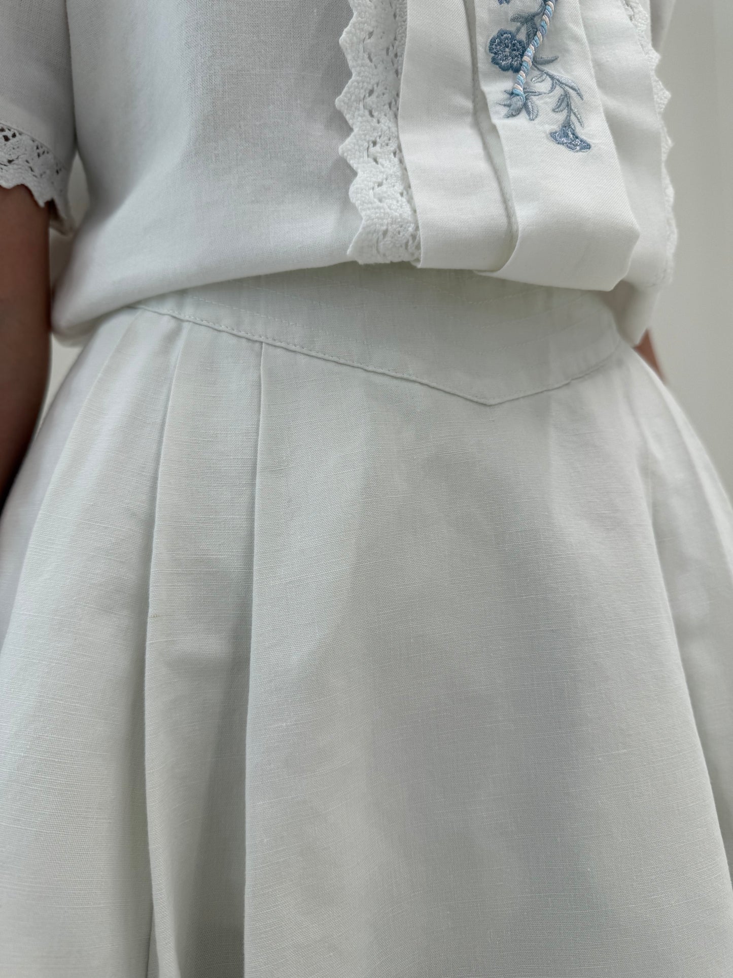 Fustă vintage din pânză de In în croi foarte amplu cu talie ultra înaltă midi