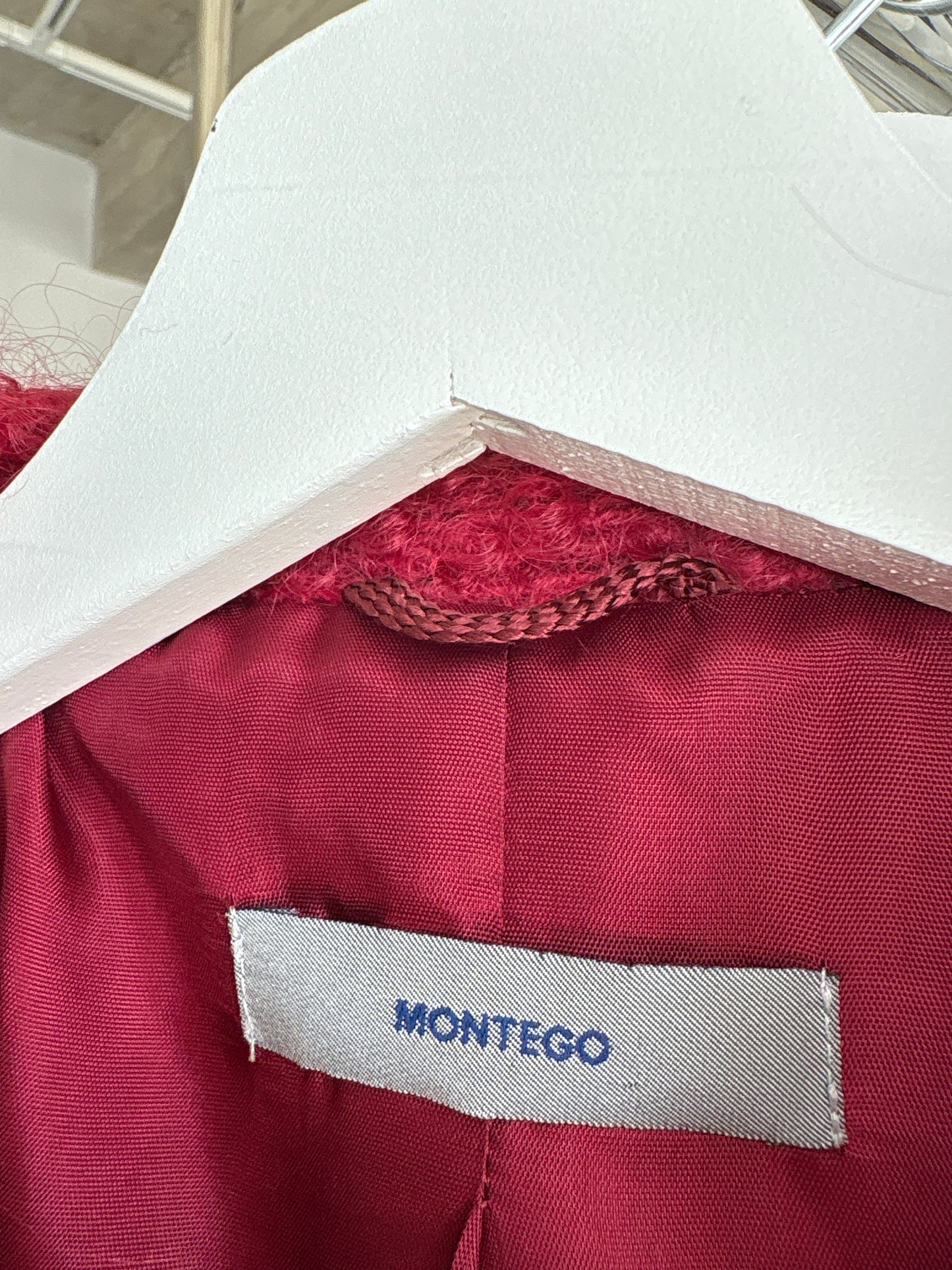 Sacou cambrat cherry red din boucle excepțional de mohair și lana