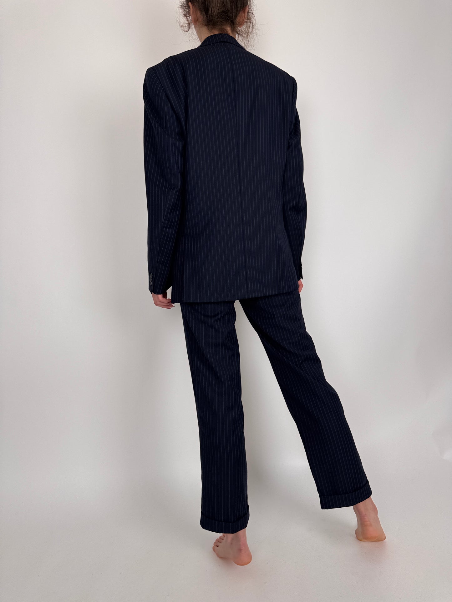 Costum Navy cu dungi fine ivoire din lana merino extrafina ușor lucioasă
