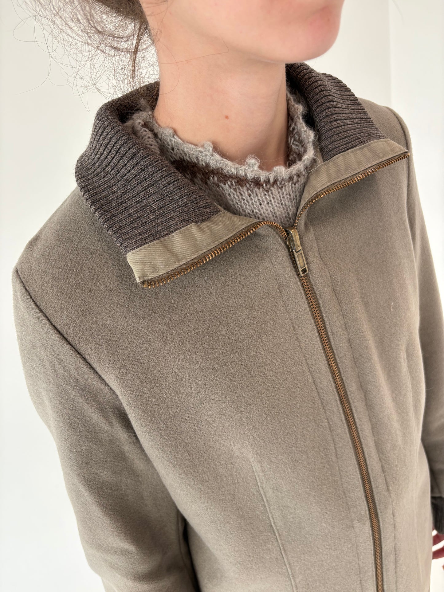 Jacheta din lana plina cu influențe casual gri colorat