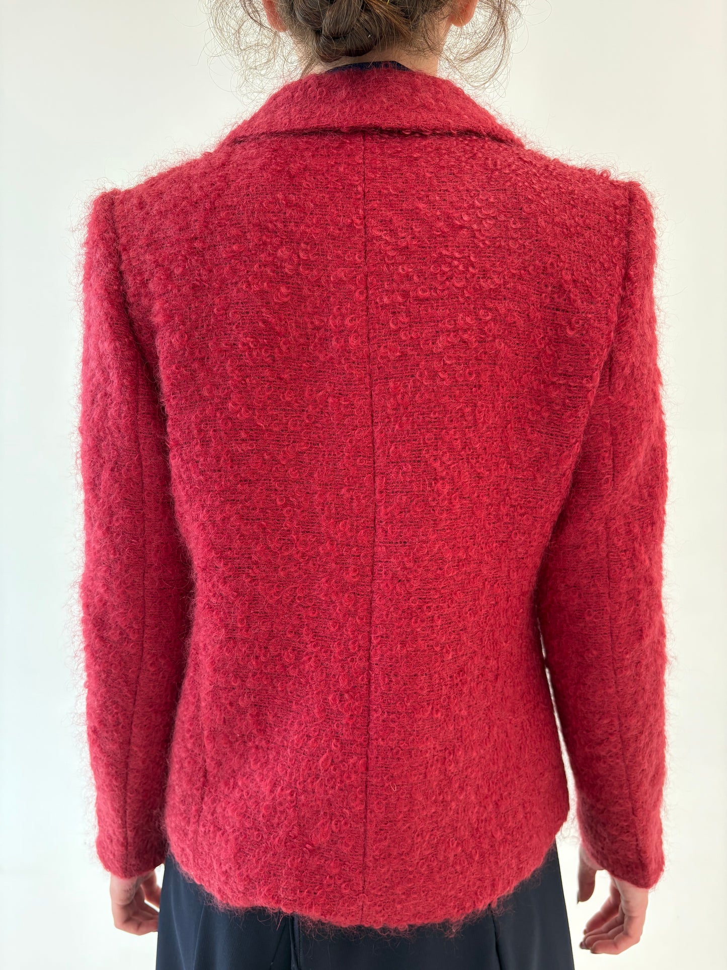 Sacou cambrat cherry red din boucle excepțional de mohair și lana