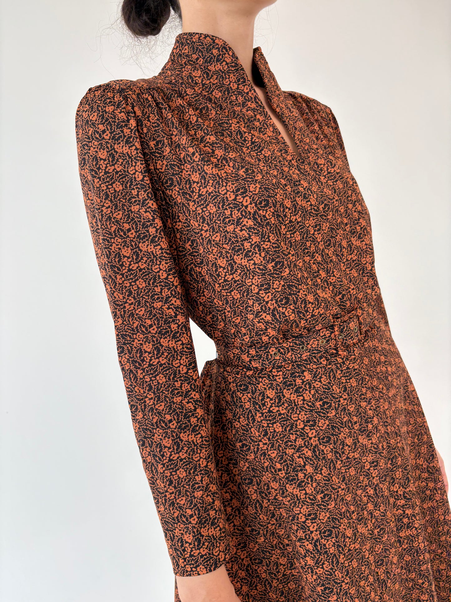 Rochie vintage cu print delicat chocolate brown cu talie ultra marcată