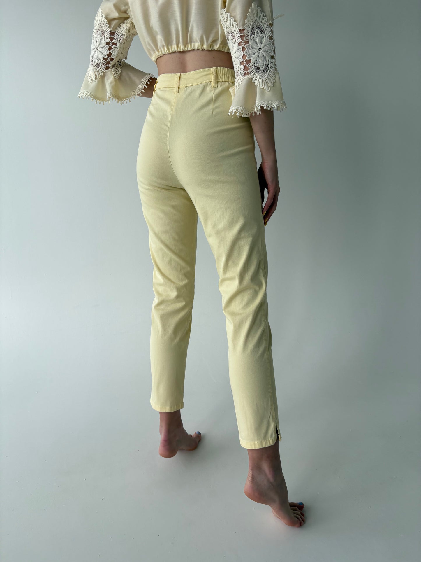 Jeans de vară modelatori butter yellow în croi clasic