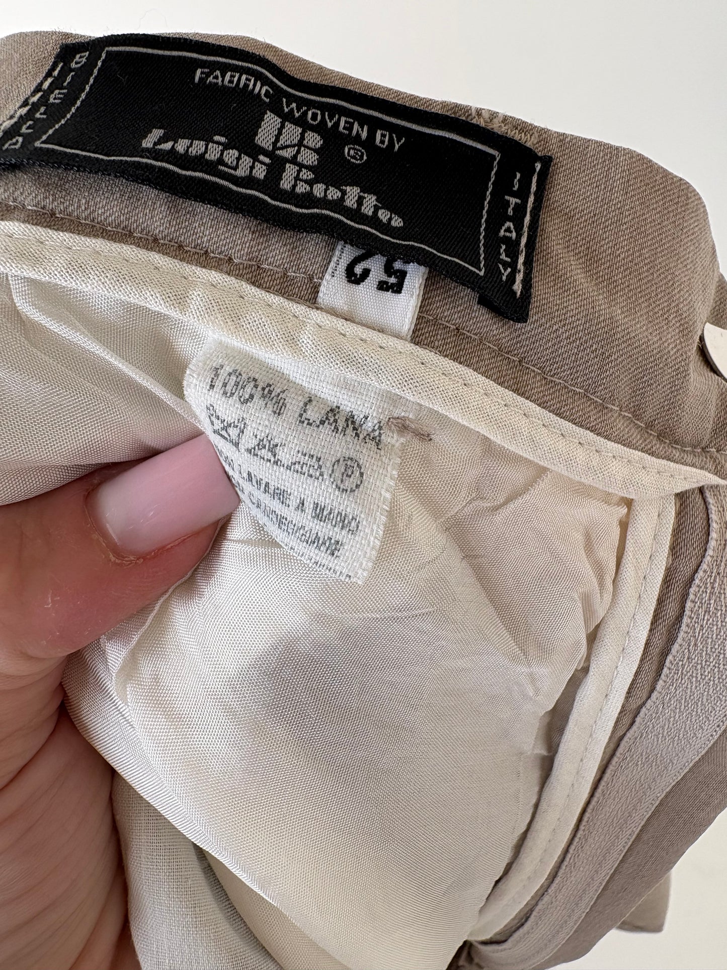Costum light nude din lana extrafina în croi actual și pantaloni cu pense