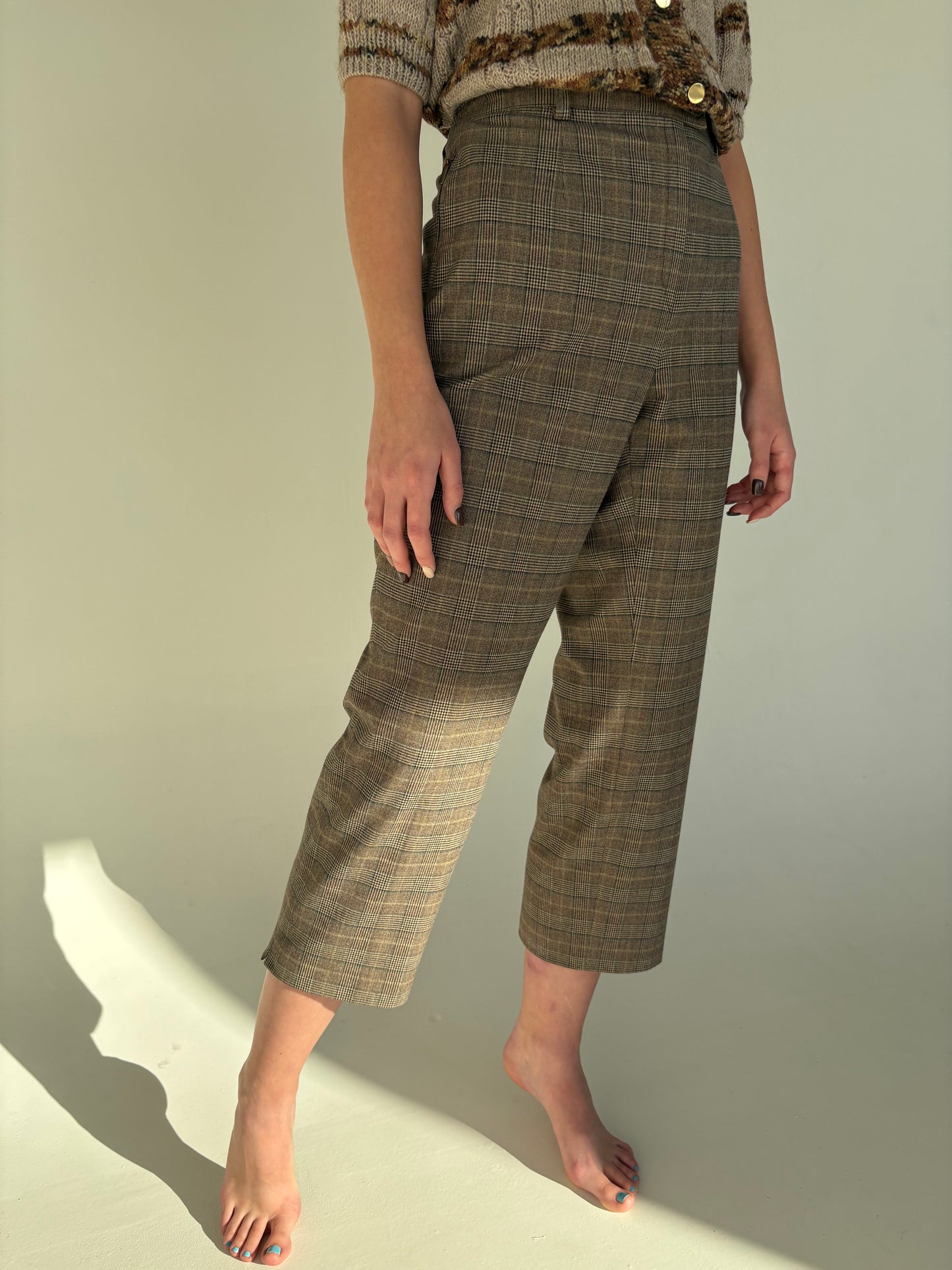 Pantaloni din stofă extrem de fină în carouri și culori neutre petite