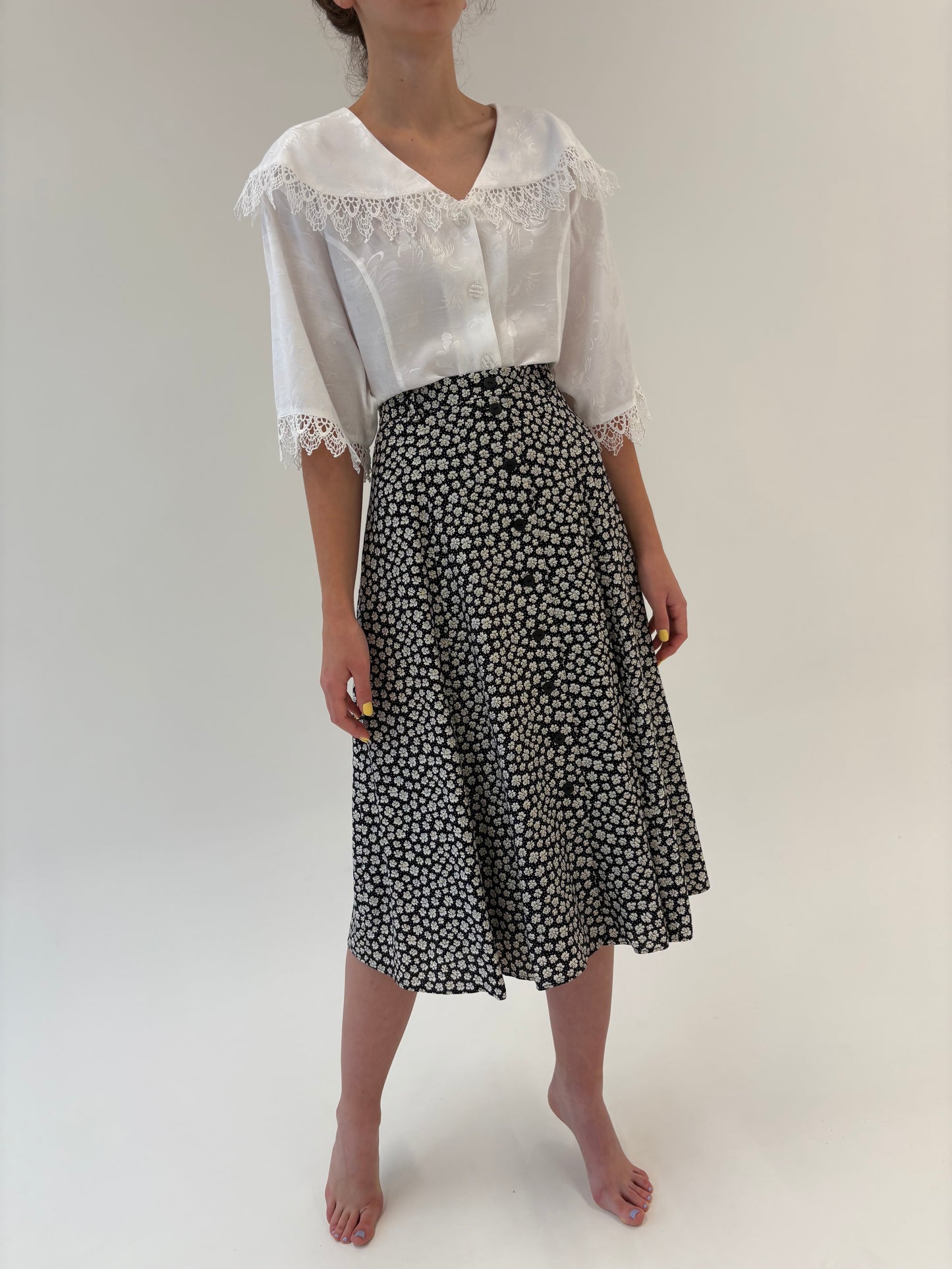 Fustă vintage neagră cu print floral delicat cu margarete