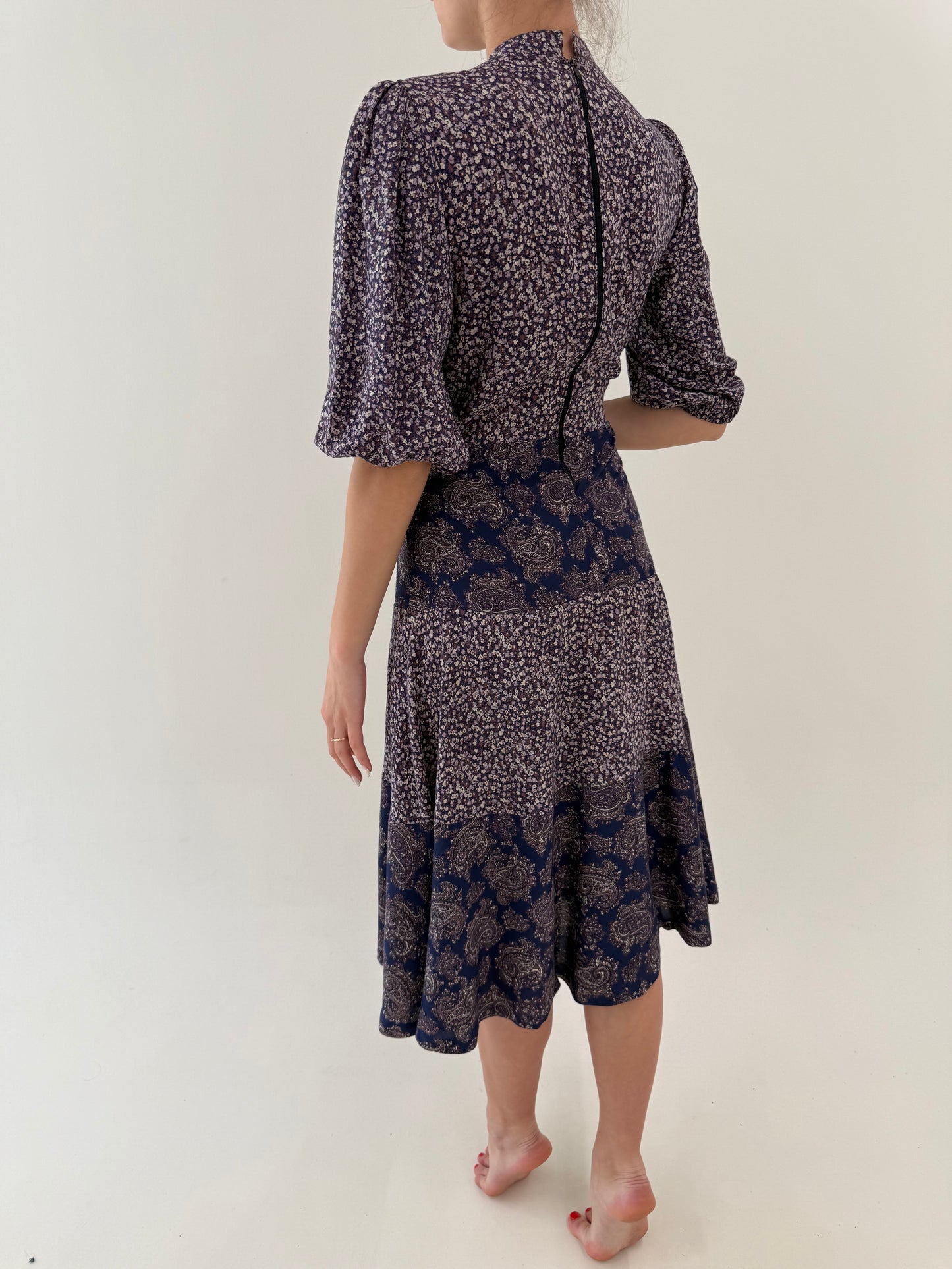 Rochie vintage cu mâneci ușor bufante și talie ultra înaltă marcată