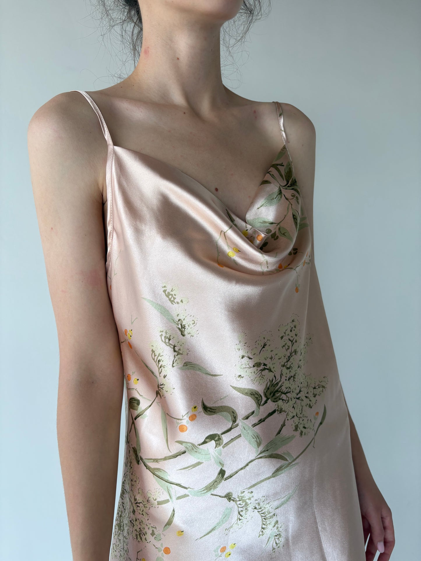 Furou / rochie tip furou cu bust drapat și print delicat