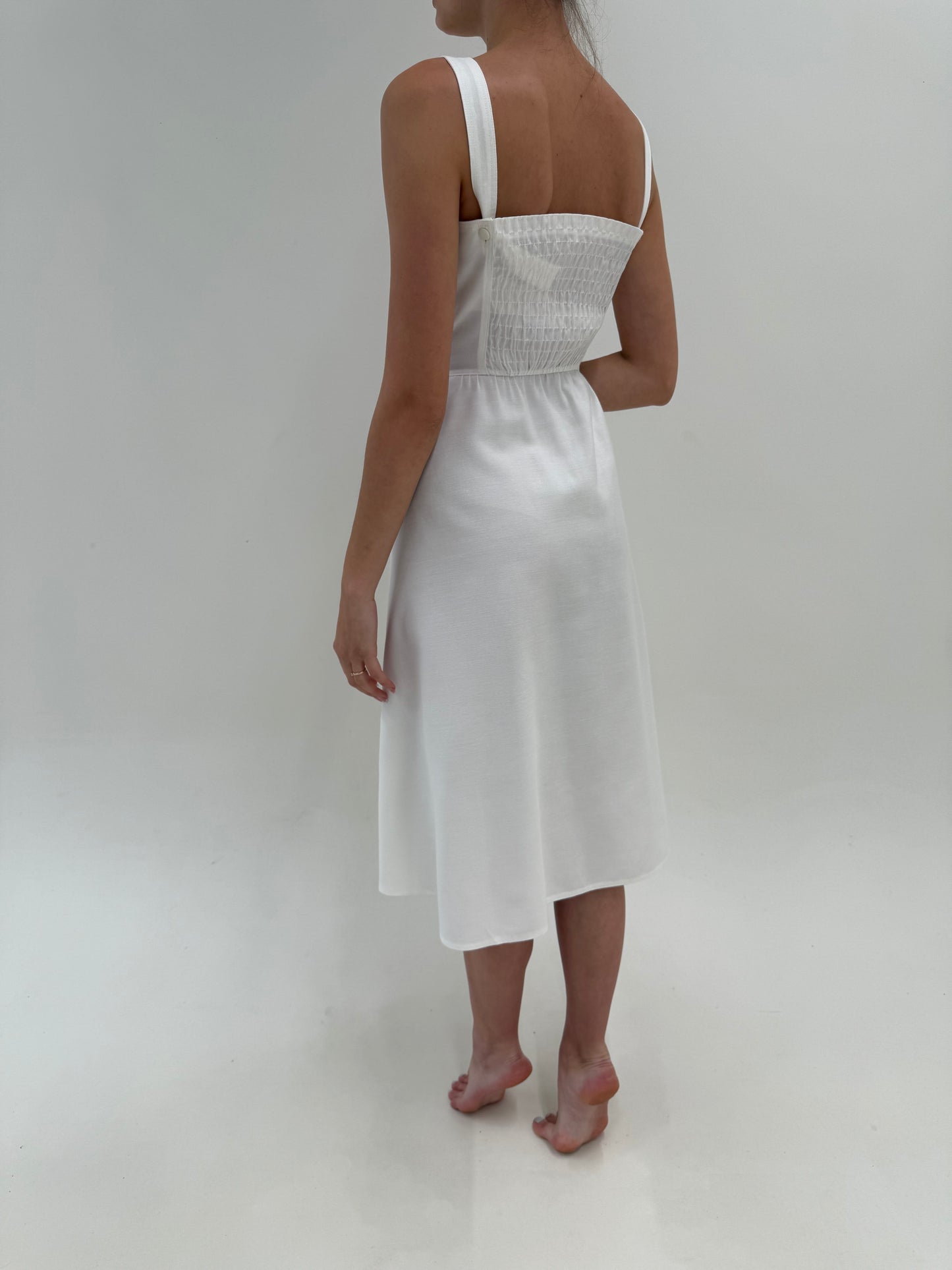 Rochie vintage alba în croi de ani 50 cu corsaj și buzunare