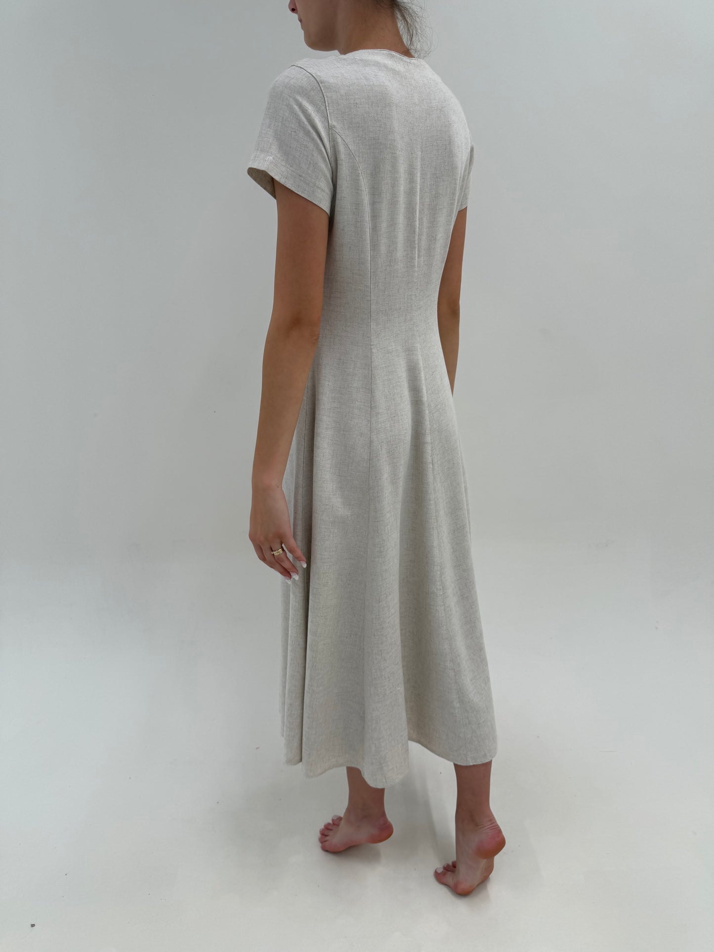 Rochie sand nude gray din pânză cu nasturi mother of pearl în croi ușor cambrat