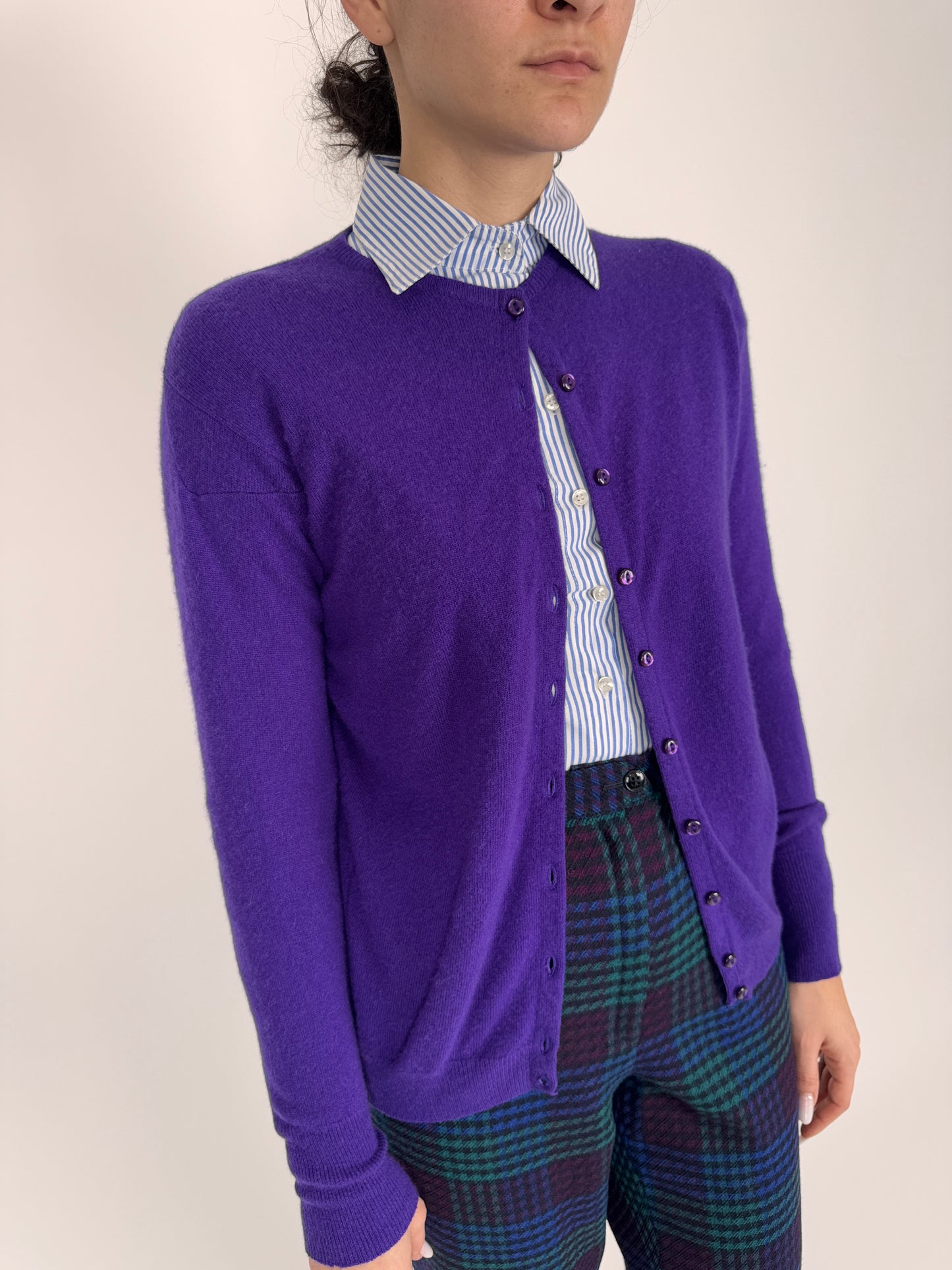Cardigan tall electric violet din cașmir scoțian cu manșete înalte