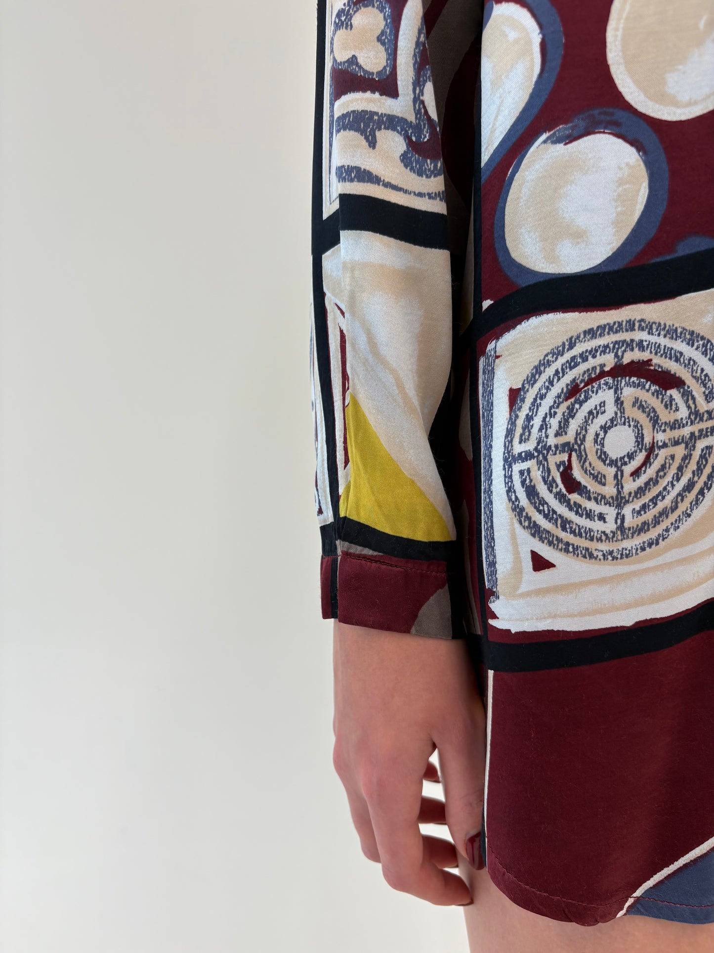 Cămașa vintage satinata cu print burgundy geometric