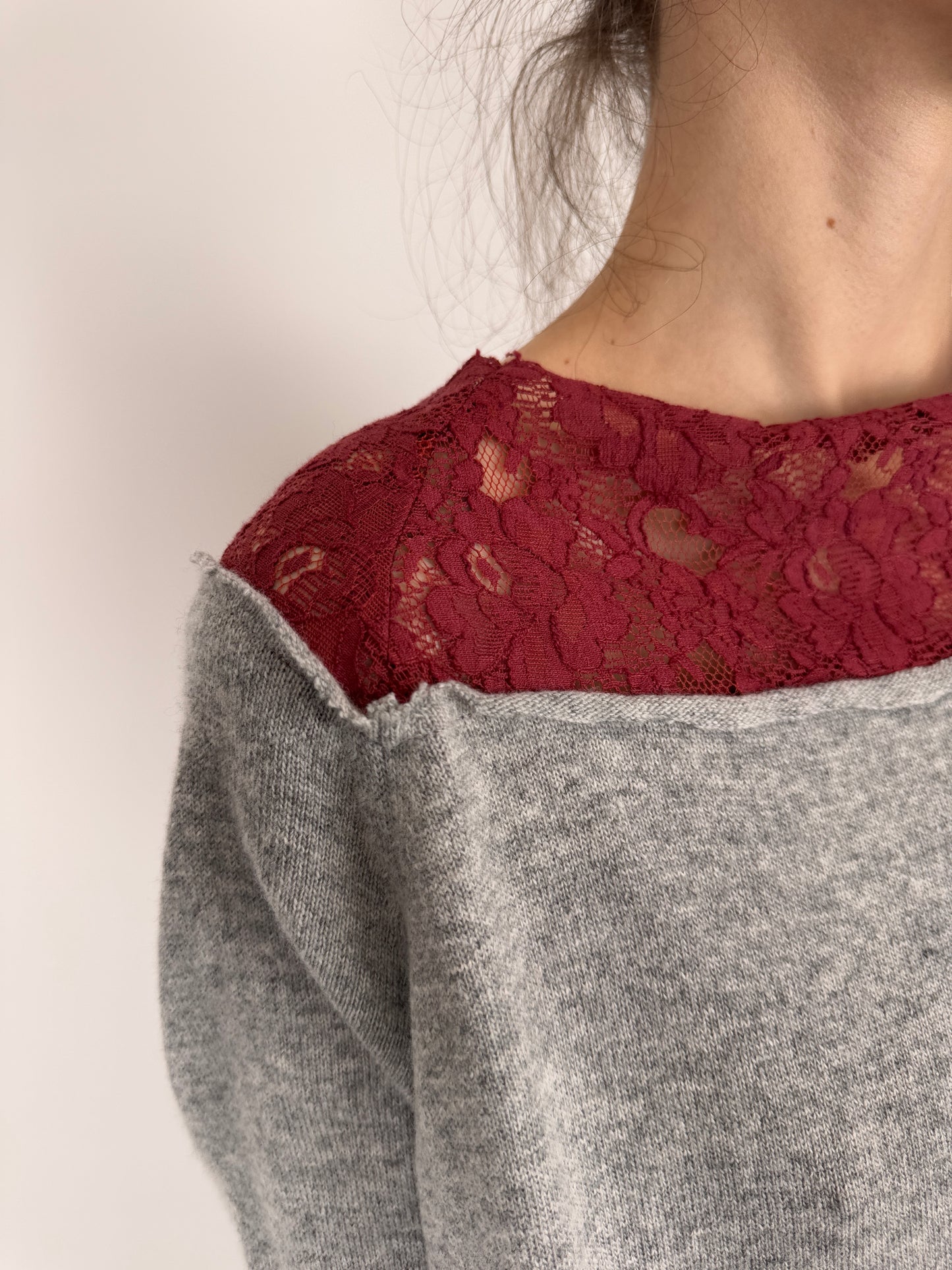 Pulover din cașmir cu inserții de dantelă ruby red