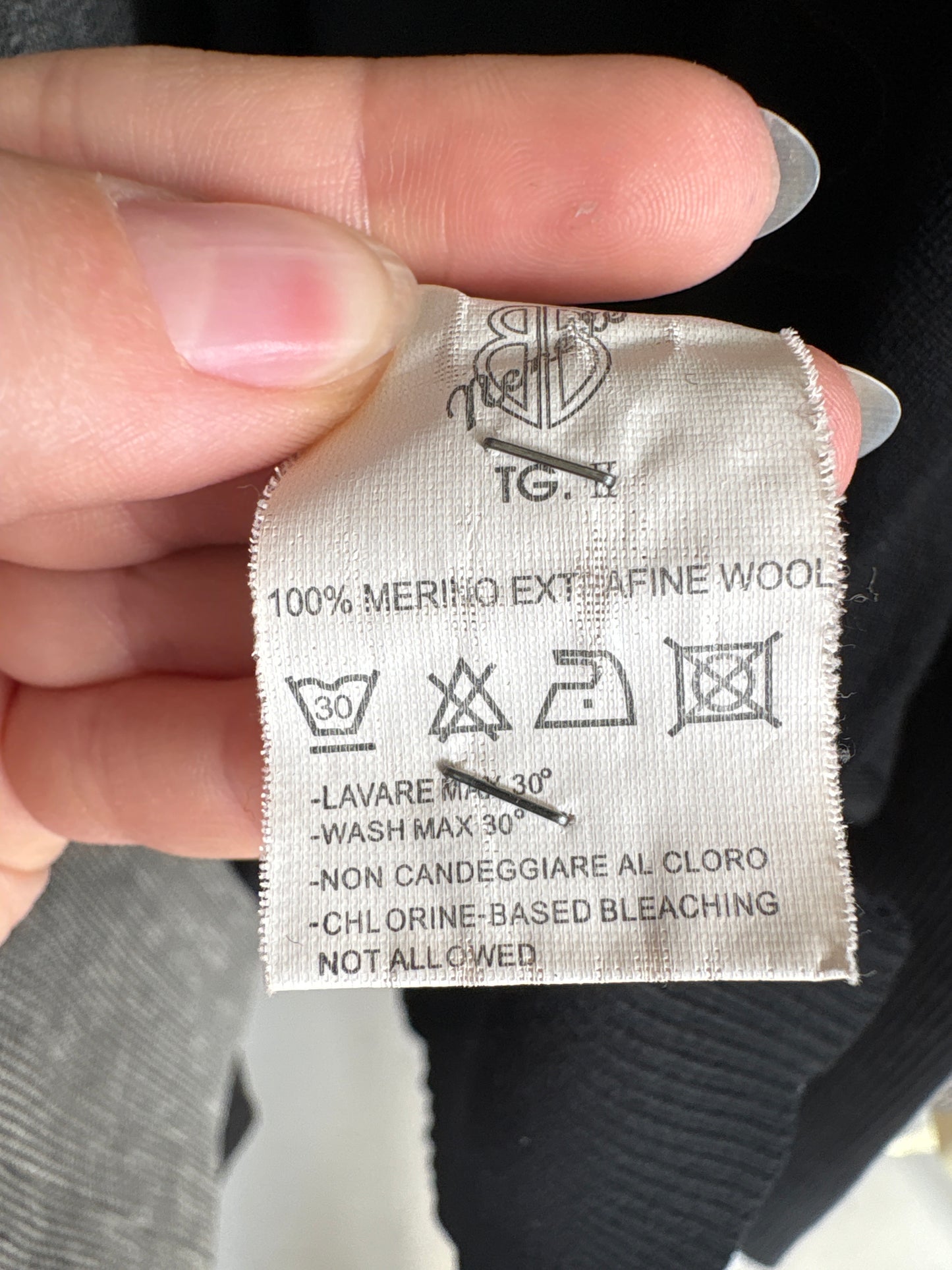 Maleta neagră italiană din lana merino extrafina cu mânecă fluture
