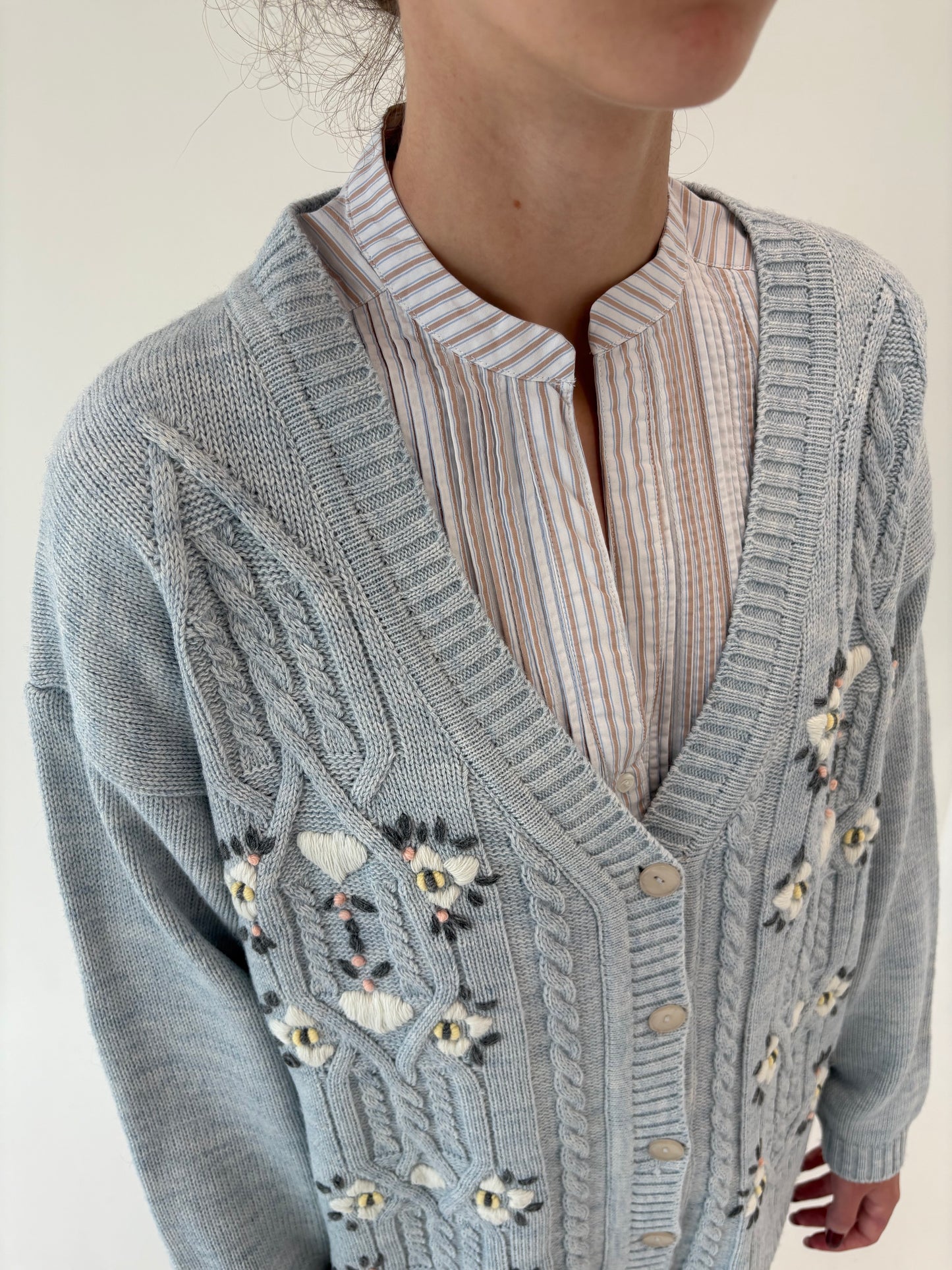Cardigan vintage baby Blue de gramaj mate din lana extrafina brodat manual