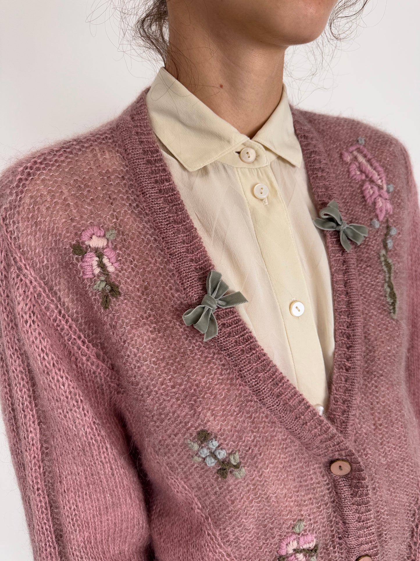 Cardigan vintage bijuterie lucrat manual din baby mohair roz pudrat
