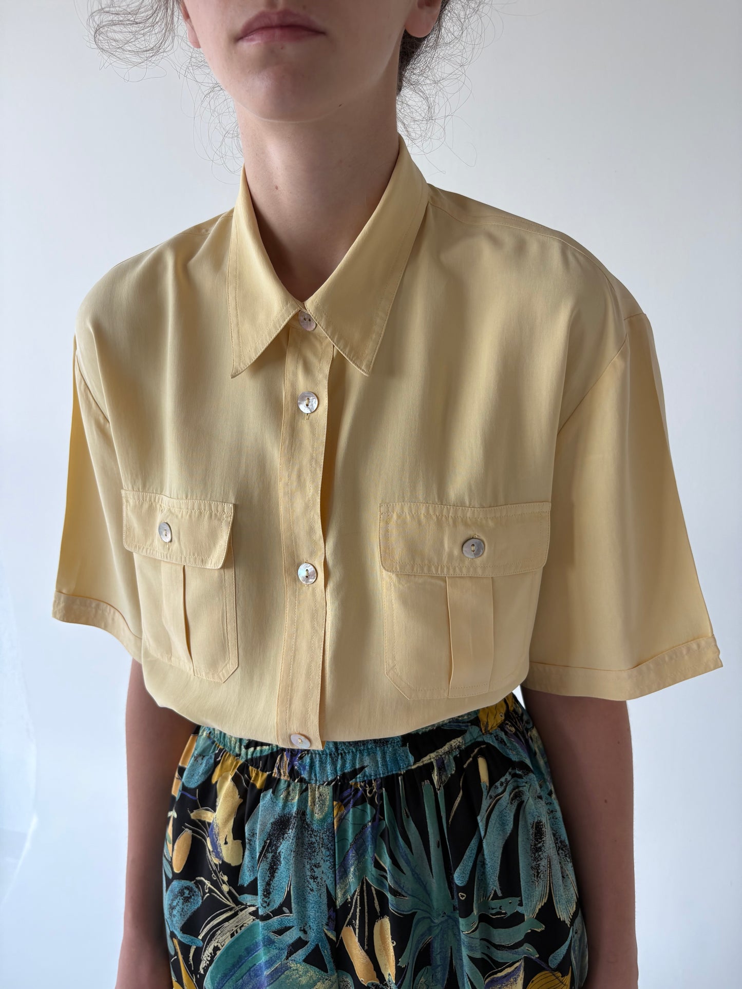 Cămașa din pânză de mătase naturală butter yellow cu nasturi mother of pearl