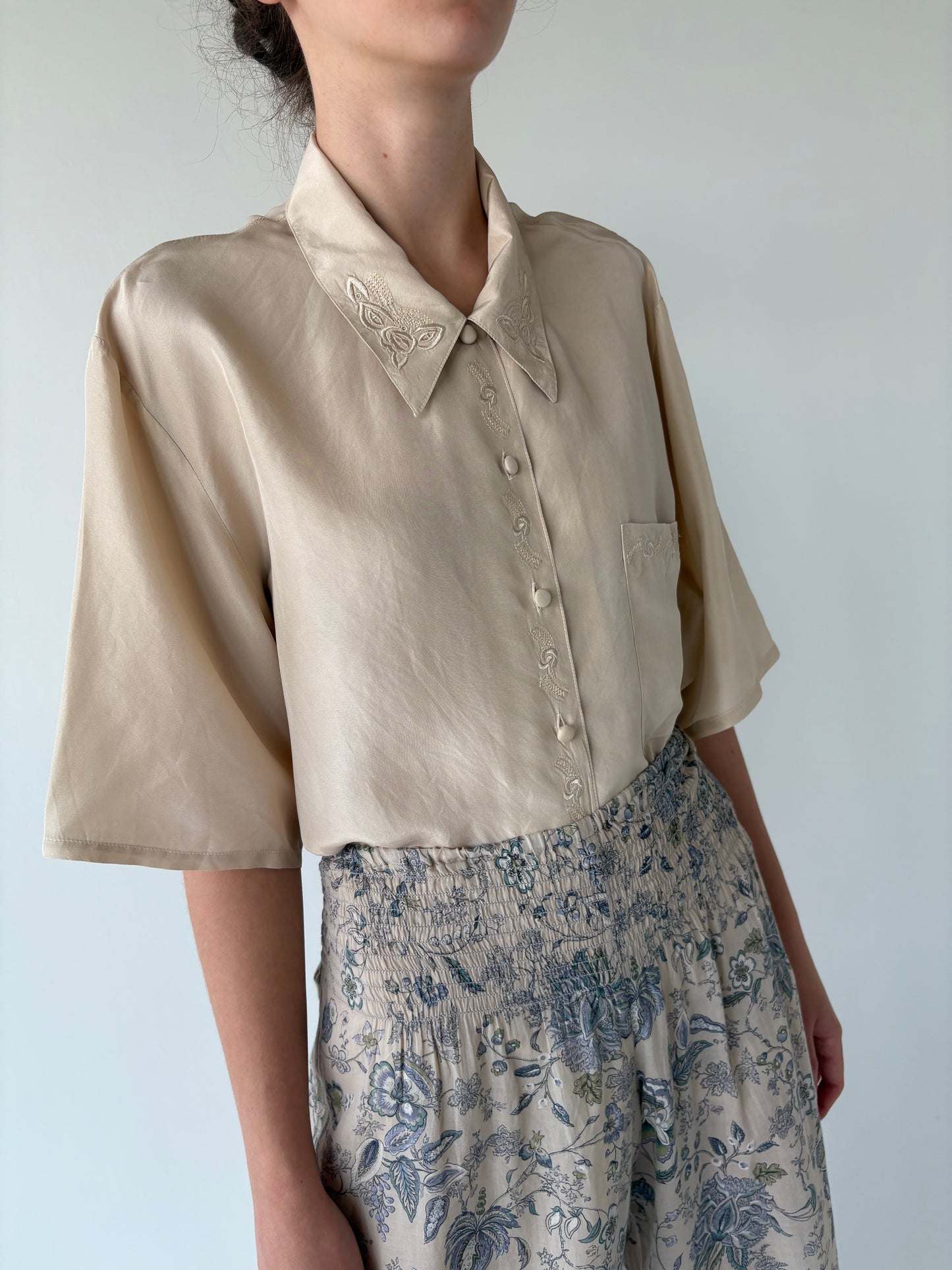 Cămașa light nude din mătase naturală cu broderie delicată