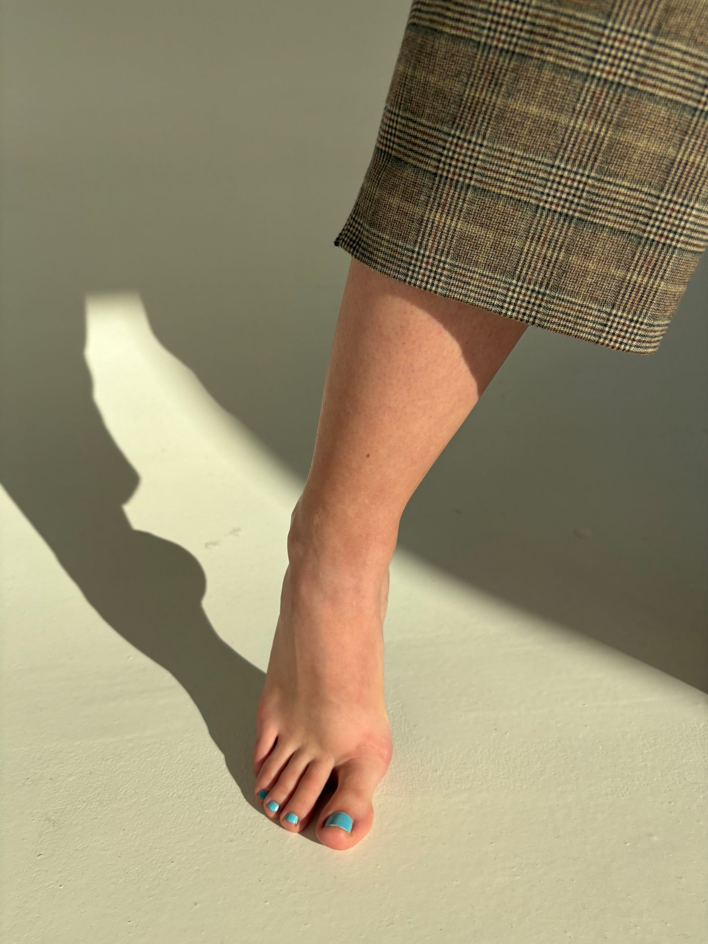 Pantaloni din stofă extrem de fină în carouri și culori neutre petite