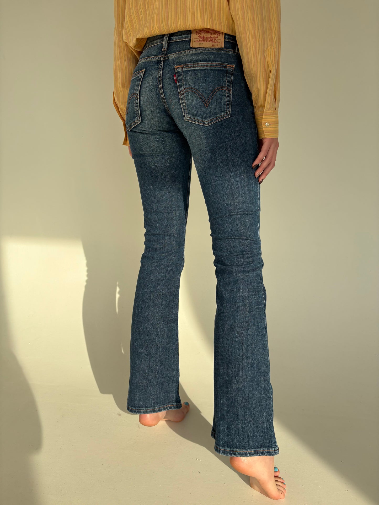 Jeans Levi’s bootcut classic wash in croi super revenit în trend