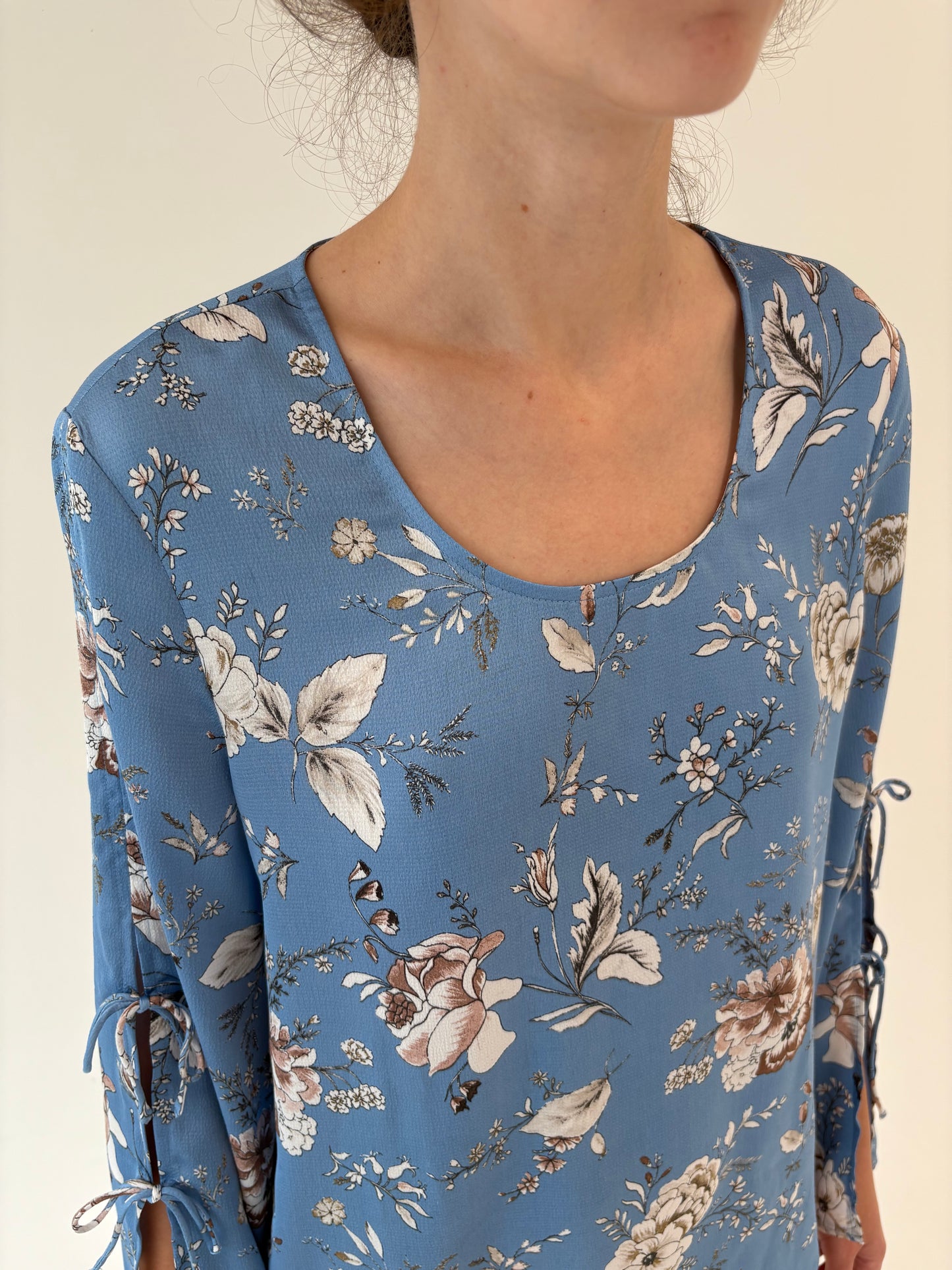 Top albastru ciel ușor satinat cu mâneci evazate și print floral