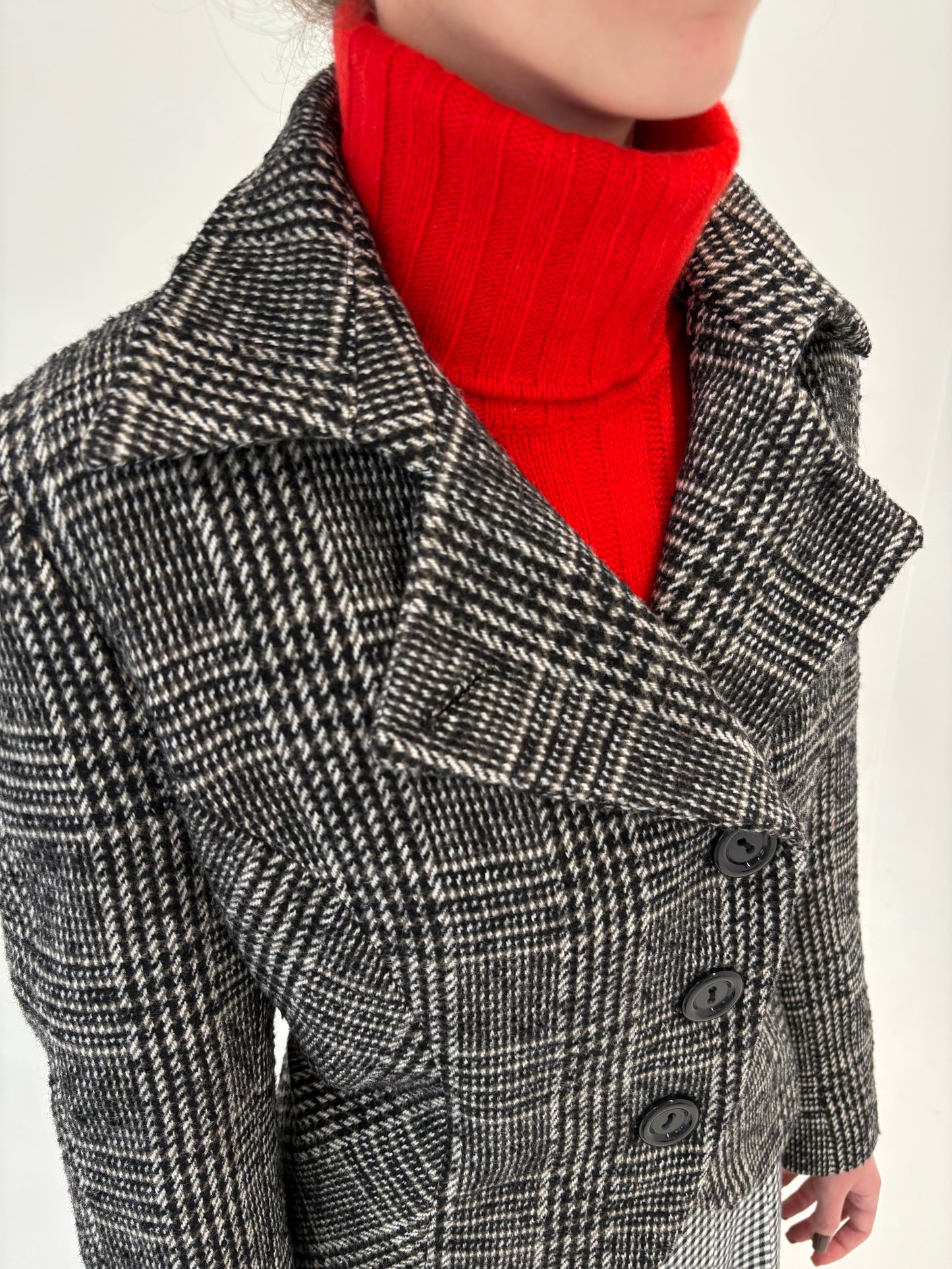 Sacou super cambrat din tweed de lana în carouri alb negru