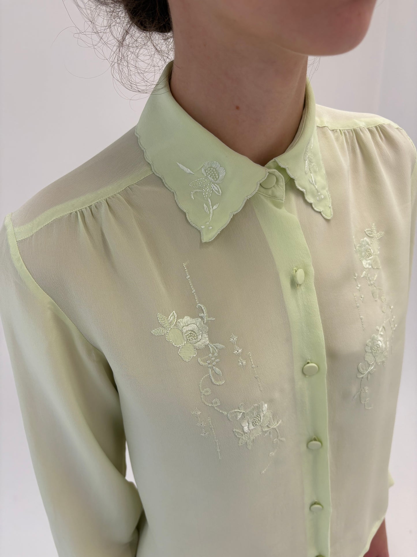 Cămașa luxury pistachio green din mătase naturală brodată manual