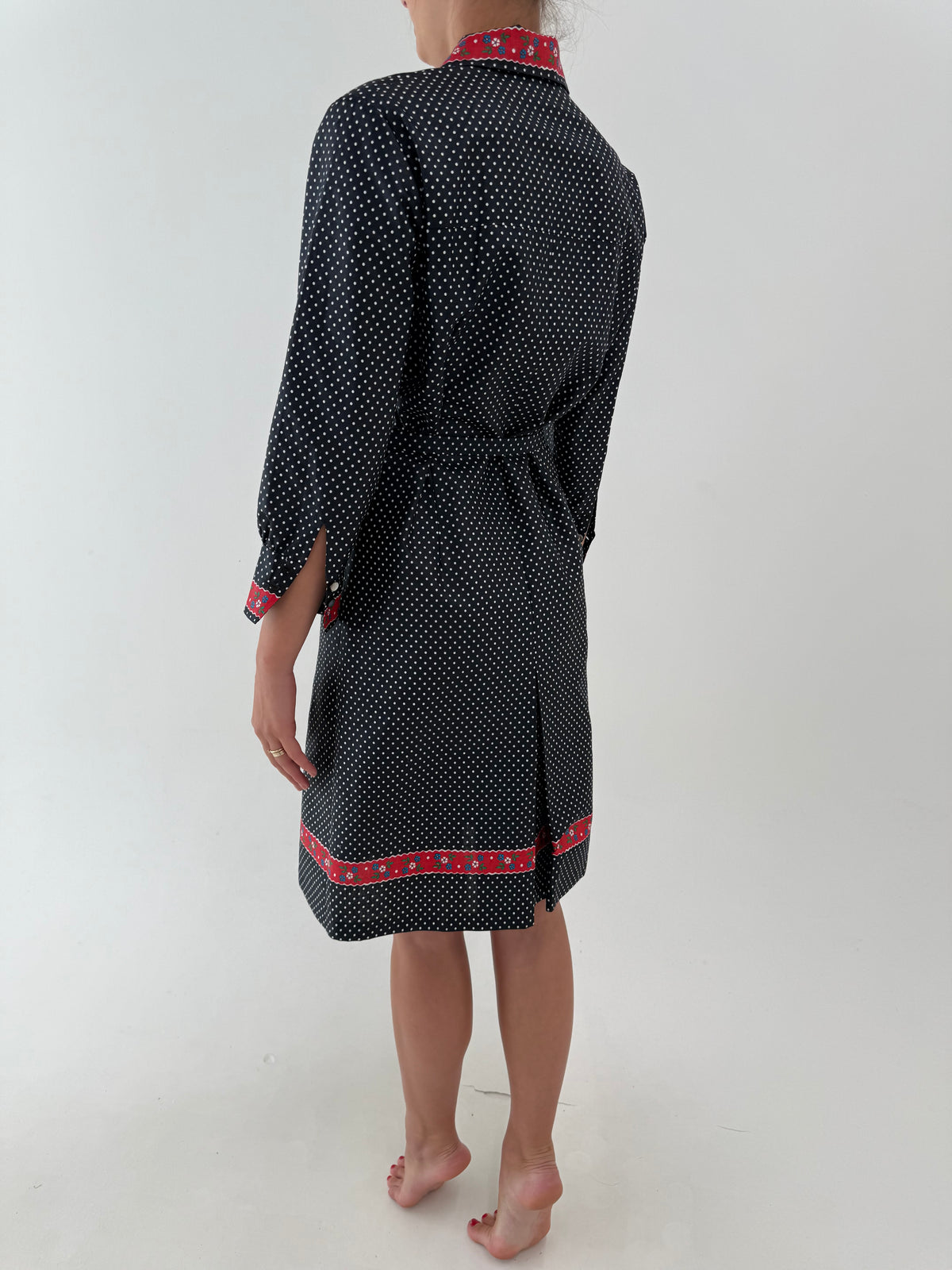 Rochie vintage neagră cu hulaine albă din bumbac gros cu talie reglabilă din cordon