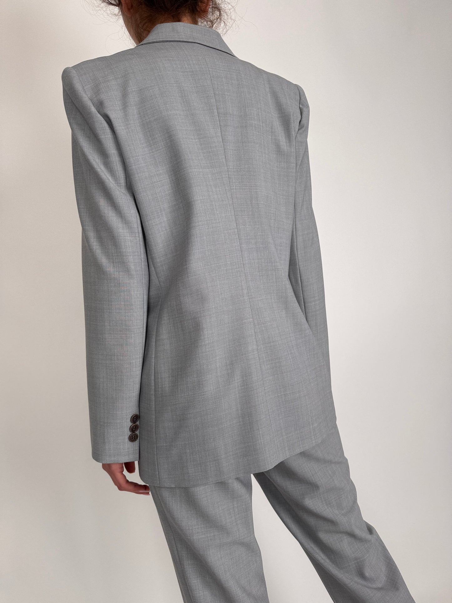Costum light gray în croi minimalist