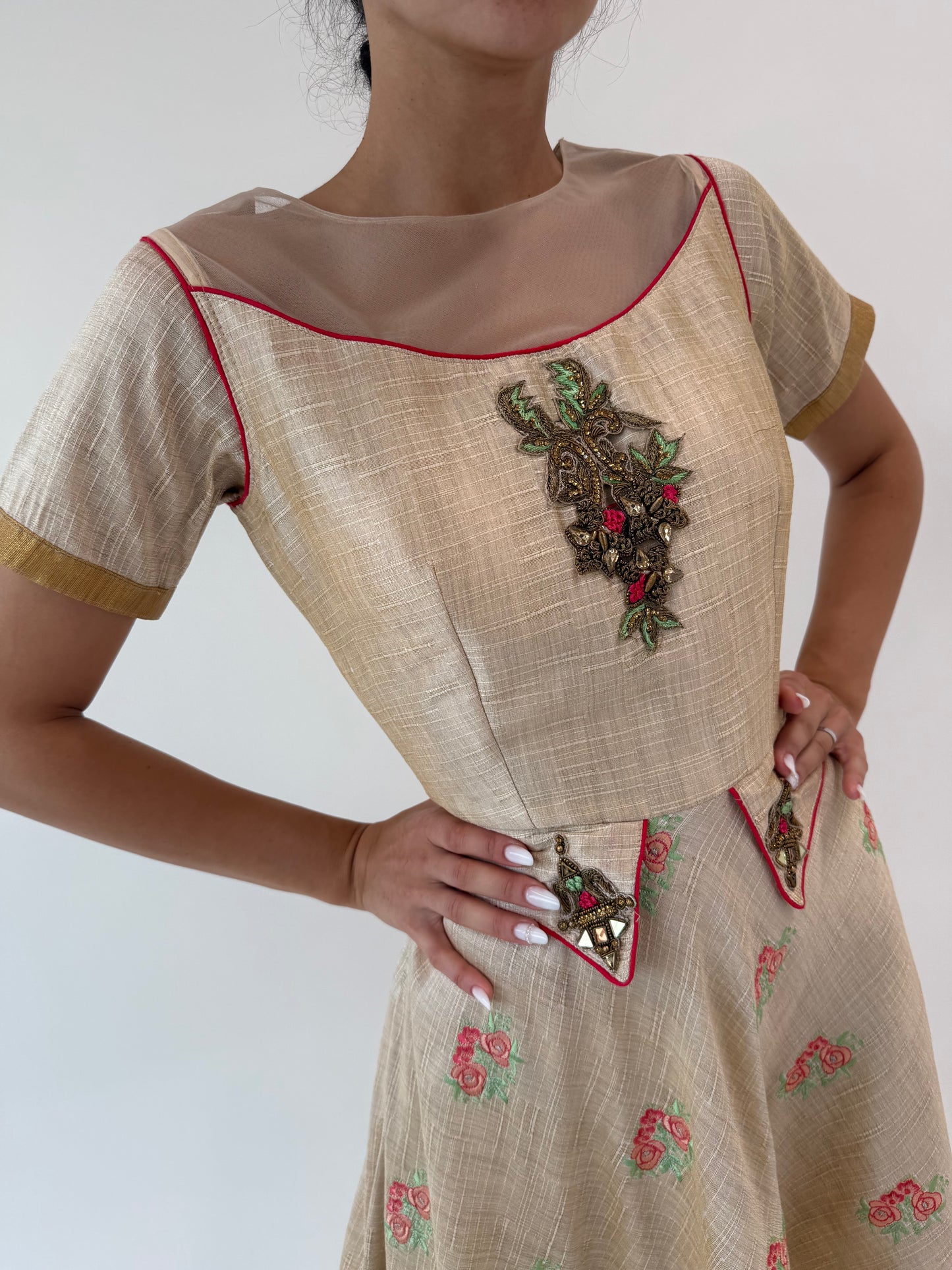 Rochie maxi light camel cu corsaj și aplicații manuale superbe