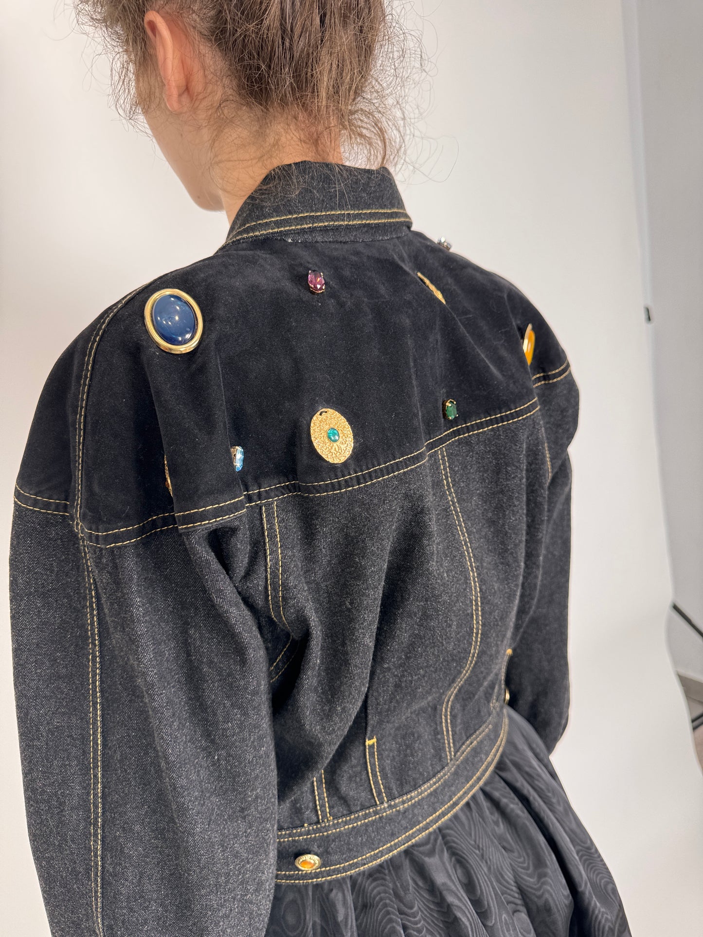 Geacă vintage din jeans cu aplicații și nasturi bijuterie