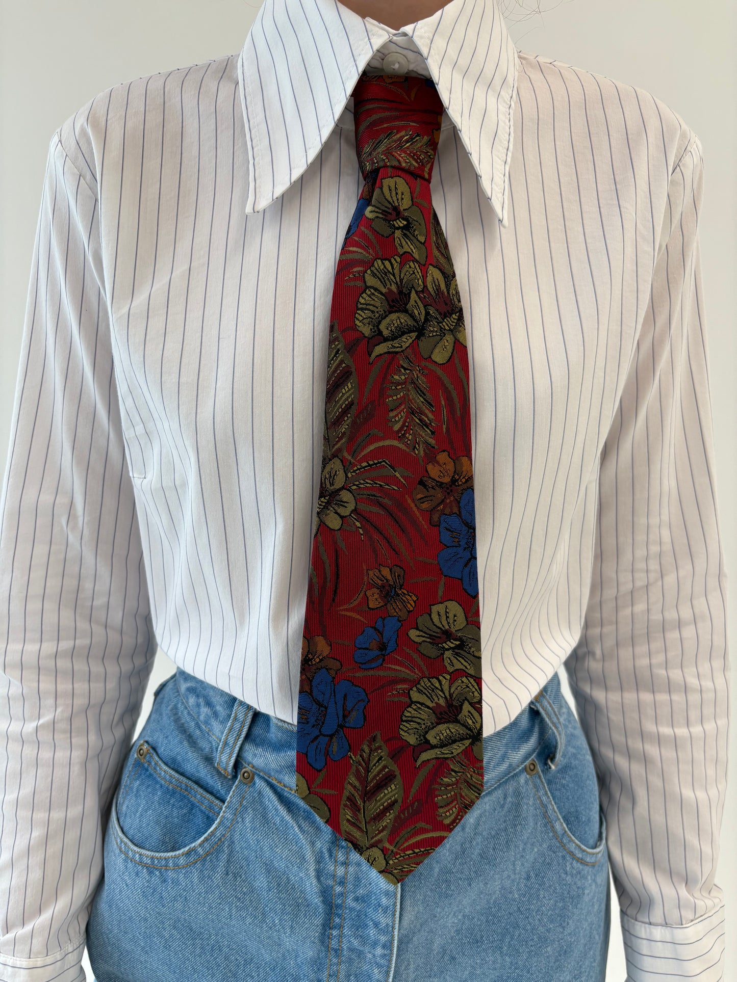 Cravata burgundy din mătase naturală cu print floral