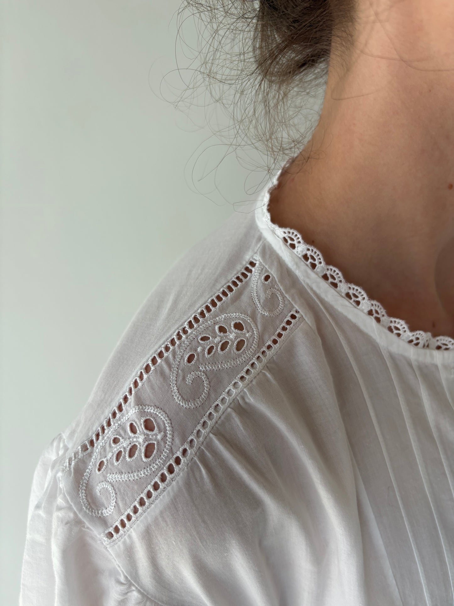 Rochie vintage italiană din panzica extrafina cu lucrătură manuală
