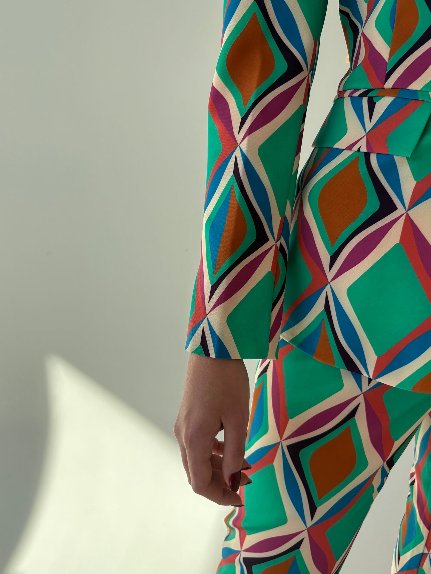 Costum italian în croi modern cu print în culori tari