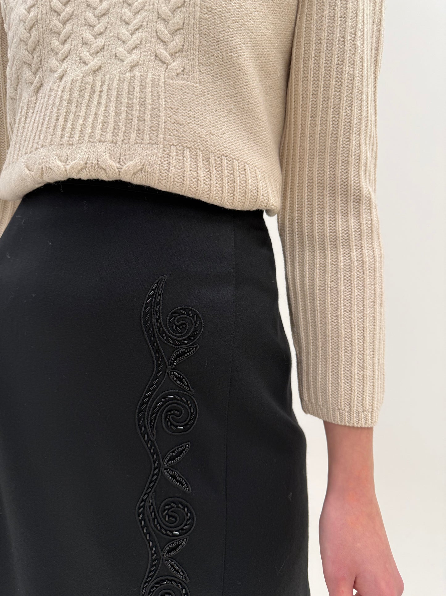 Fustă neagră de la zi la seară cu aplicații manuale din lana extrafina lucioasă