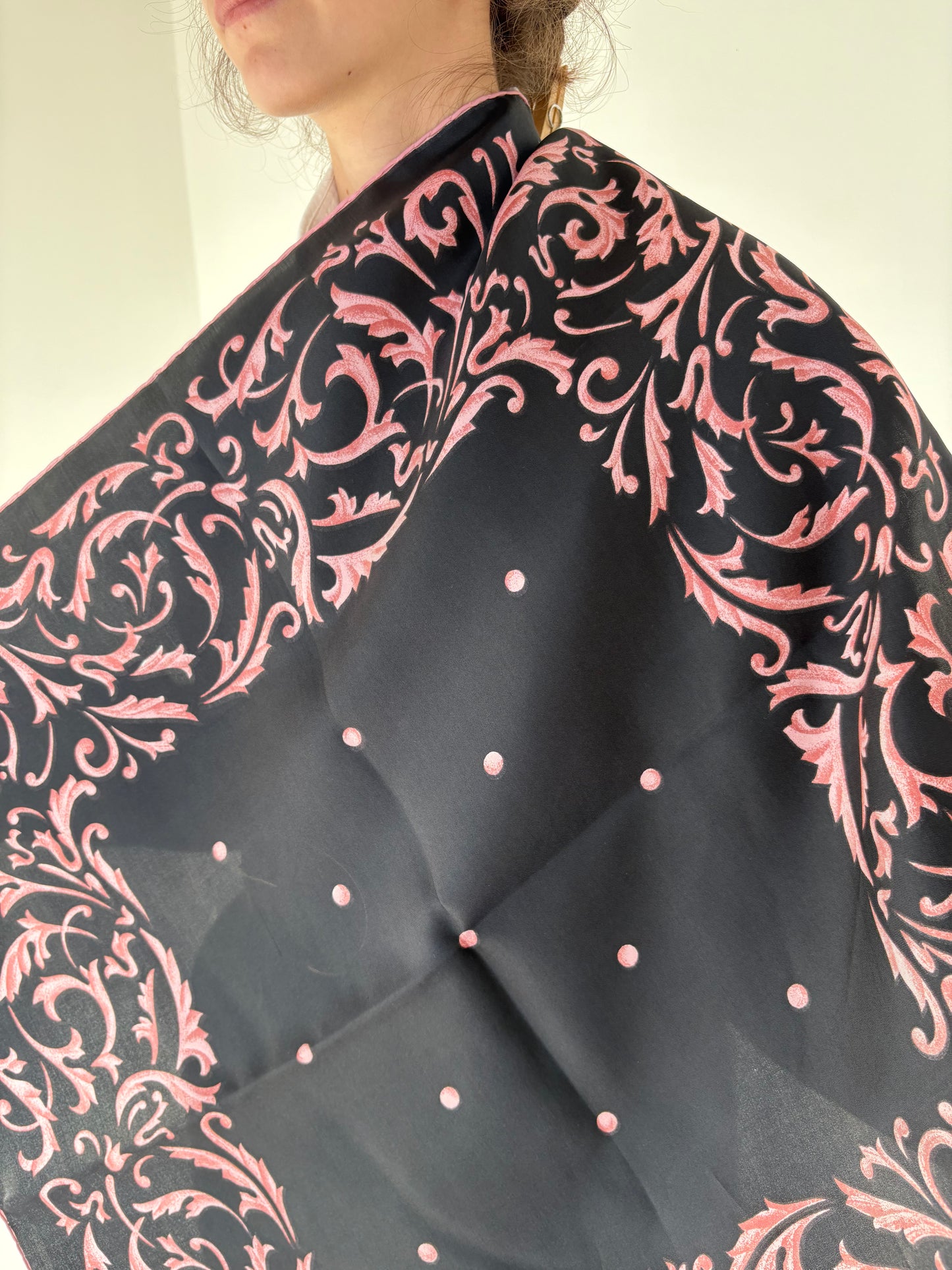 Eșarfă vintage italiană neagră cu print powder pink din mătase naturală plină