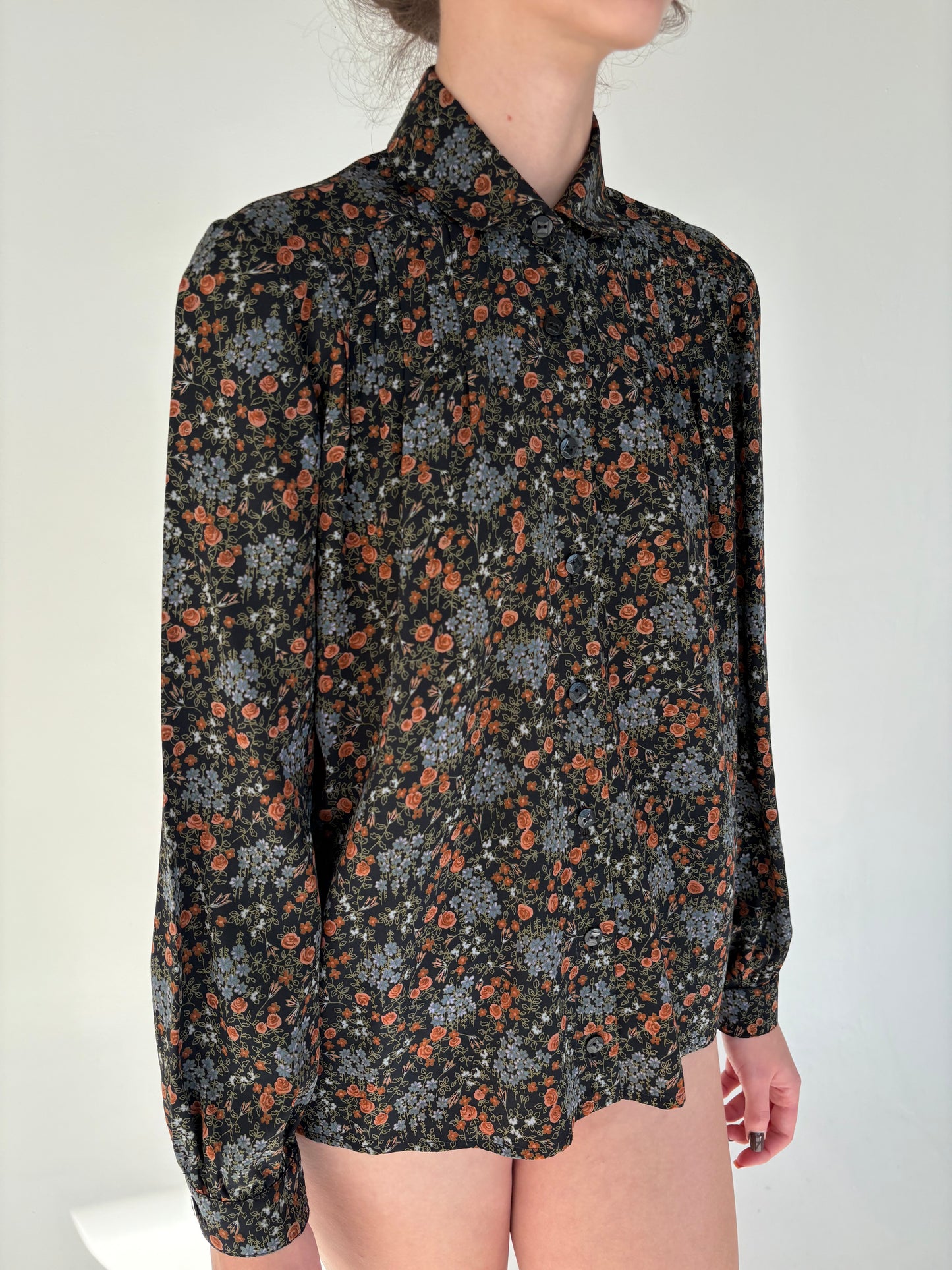 Cămașa vintage cu print floral delicat