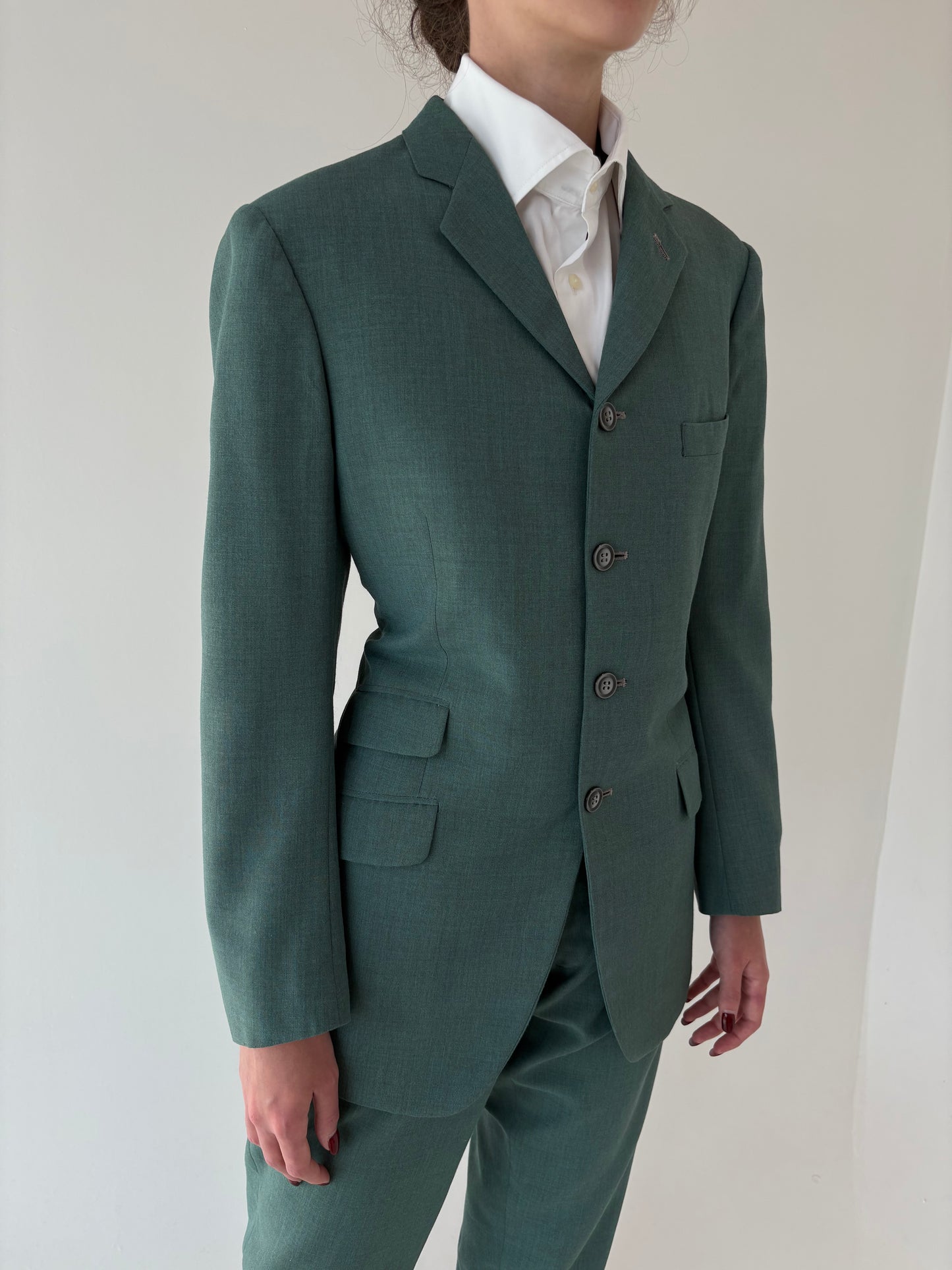 Costum din mix de lana extafina în nuanțe superbă de verde cu pense