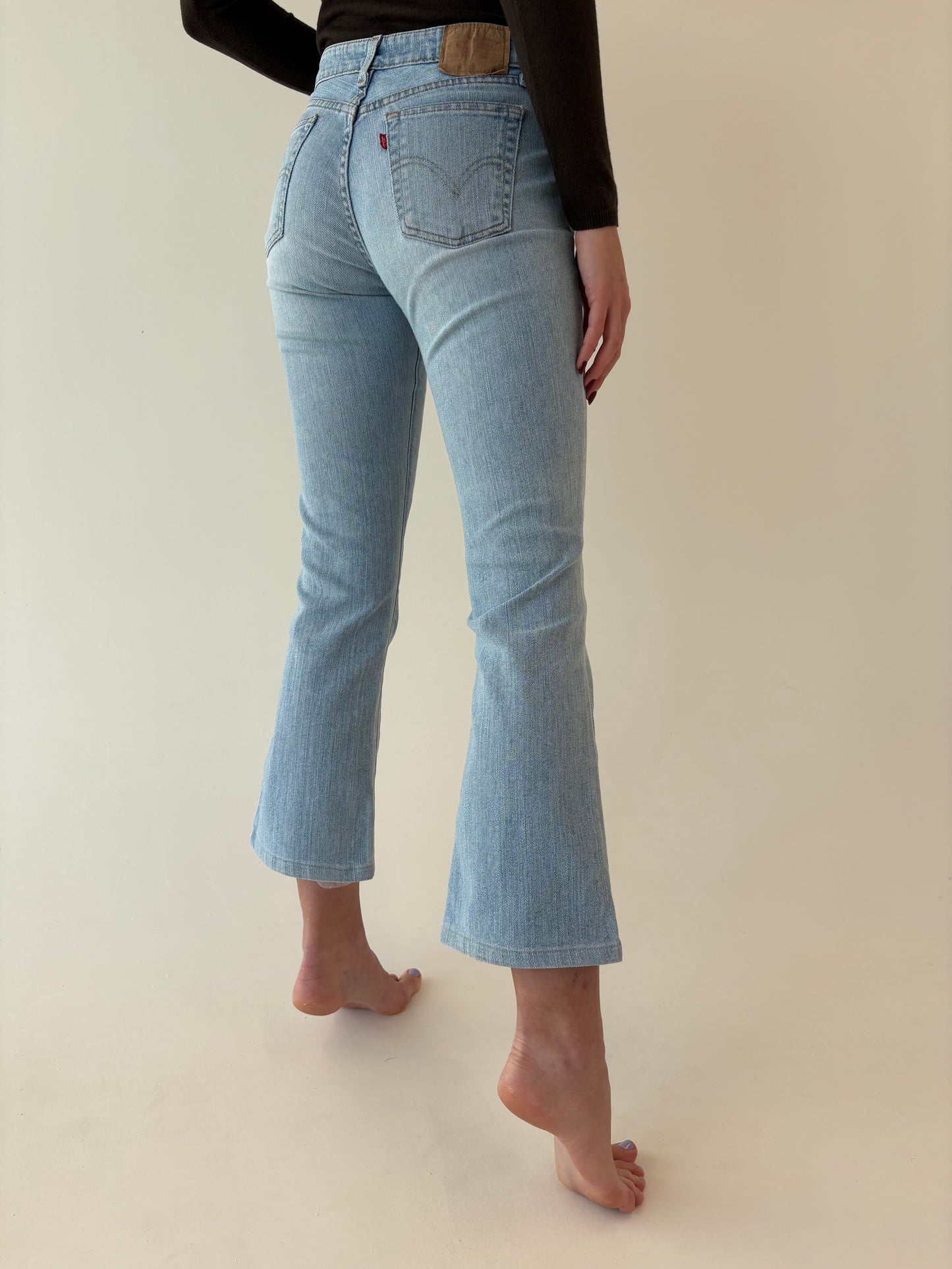Jeans Levi’s vintage bootcut ușor strech în croi super în trend