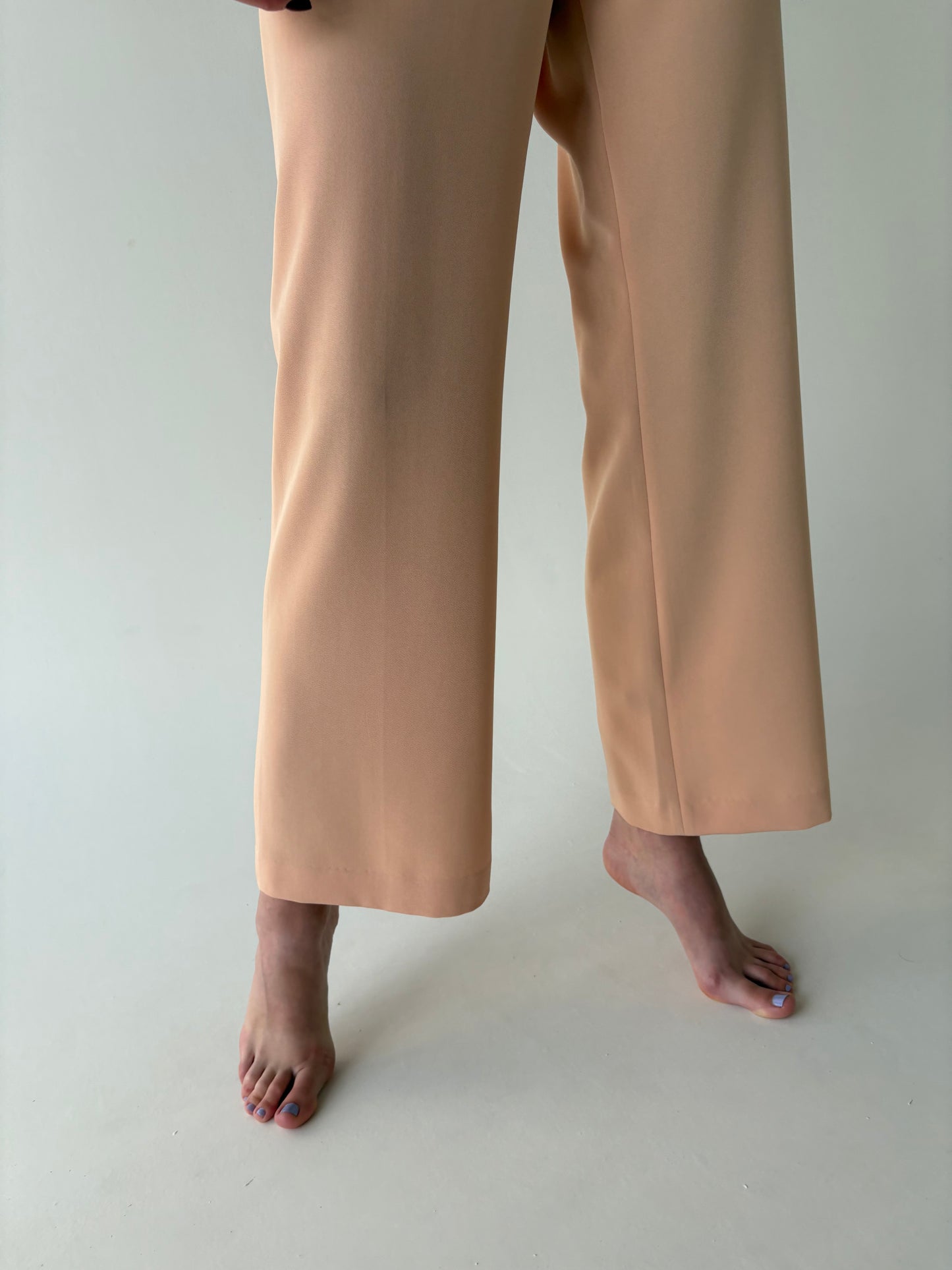 Pantaloni spre palazzo peach nude din stofita cu talie înaltă